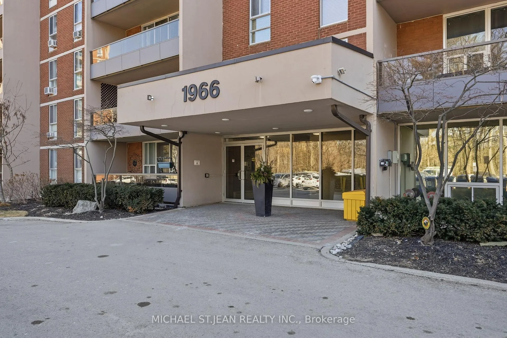 Photo 3 of Unit 1408, 1966 Main Street W, Hamilton, Ainslie Wood — HOMEH