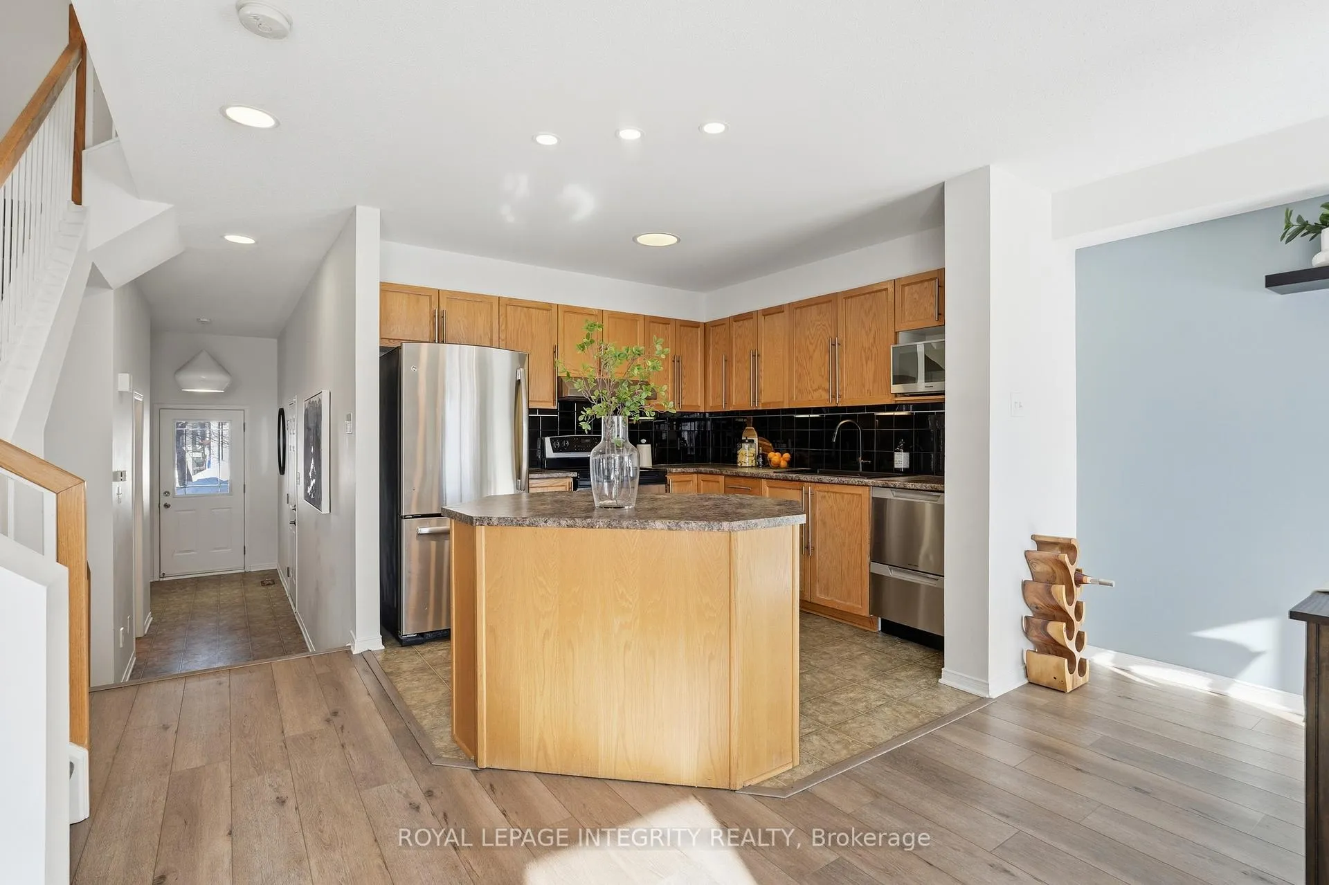 Photo 7 of 356 Hillsboro Private, Ottawa, Kanata - Emerald Meadows/Trailwest — HOMEH