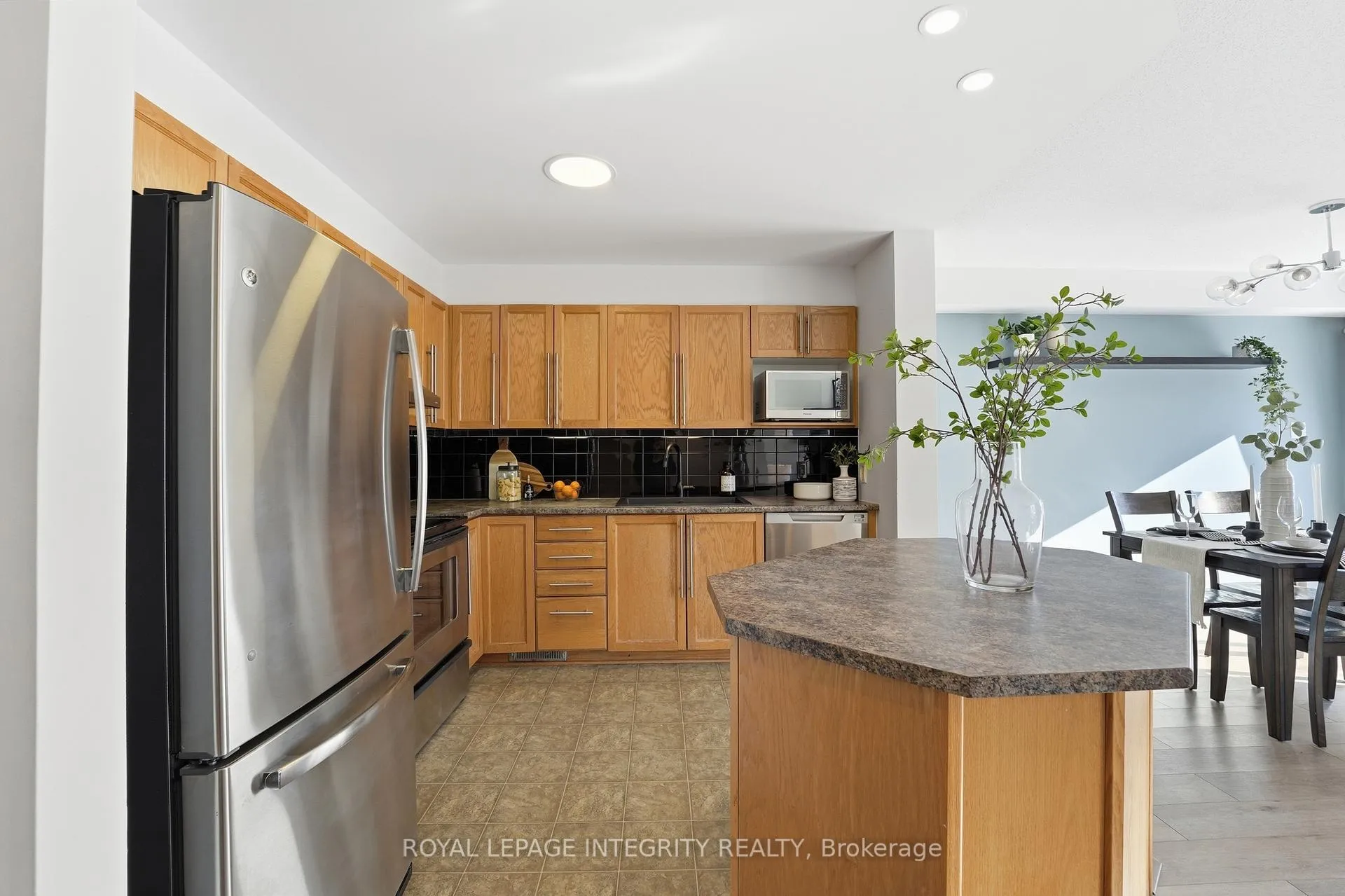 Photo 9 of 356 Hillsboro Private, Ottawa, Kanata - Emerald Meadows/Trailwest — HOMEH