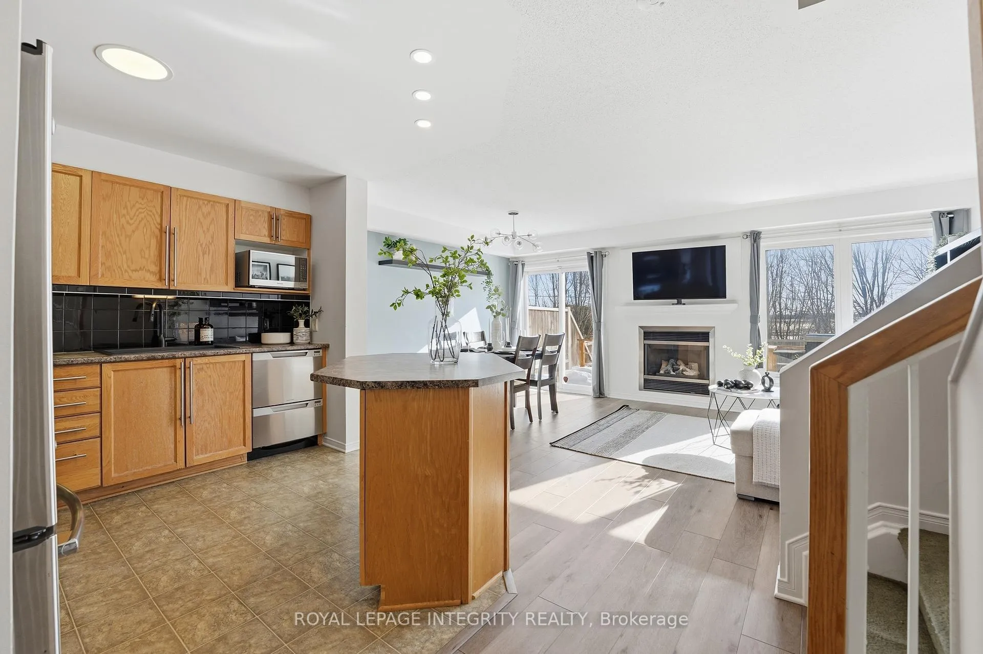 Photo 10 of 356 Hillsboro Private, Ottawa, Kanata - Emerald Meadows/Trailwest — HOMEH