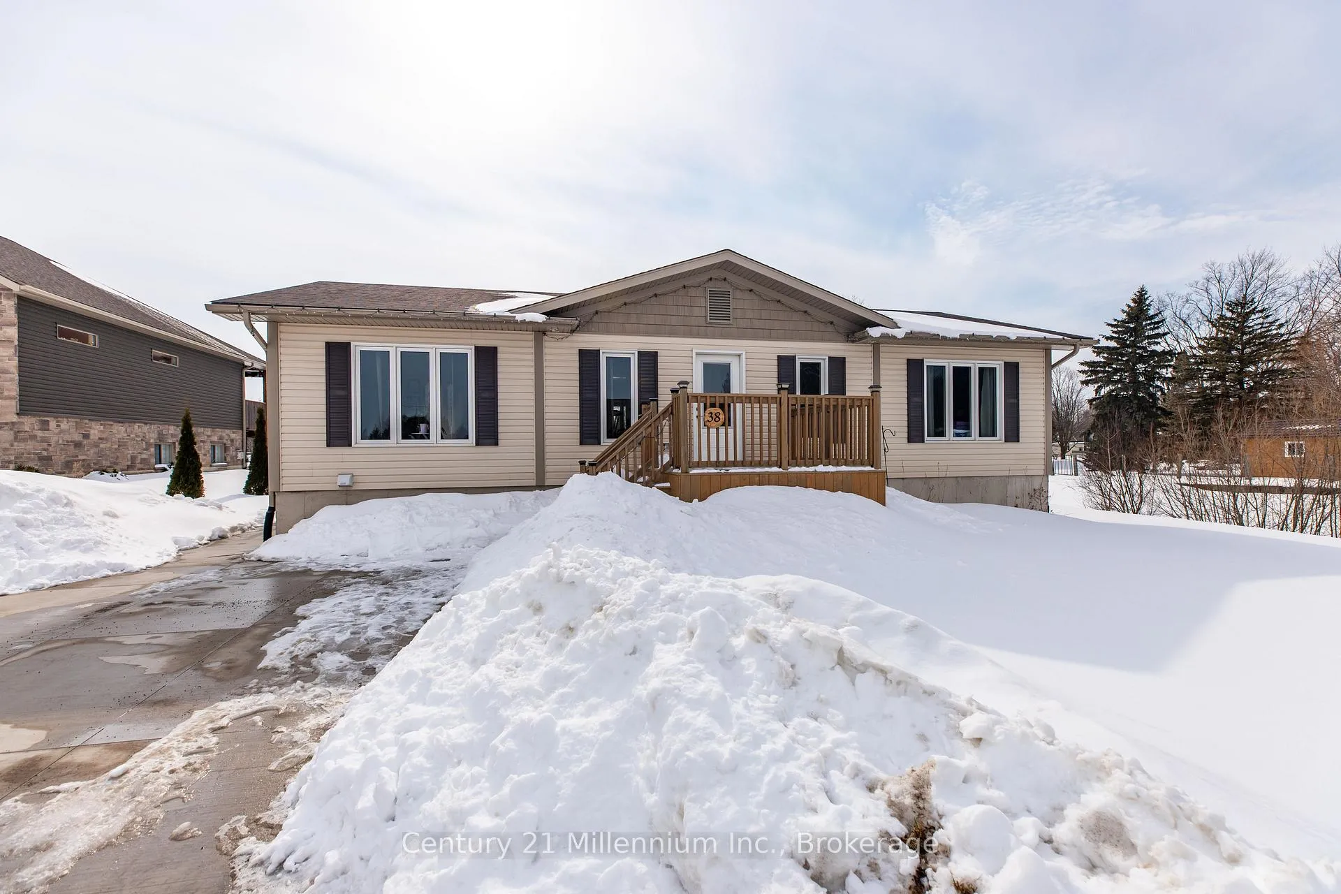 Photo 2 of 38 Mill Street, Kincardine — HOMEH