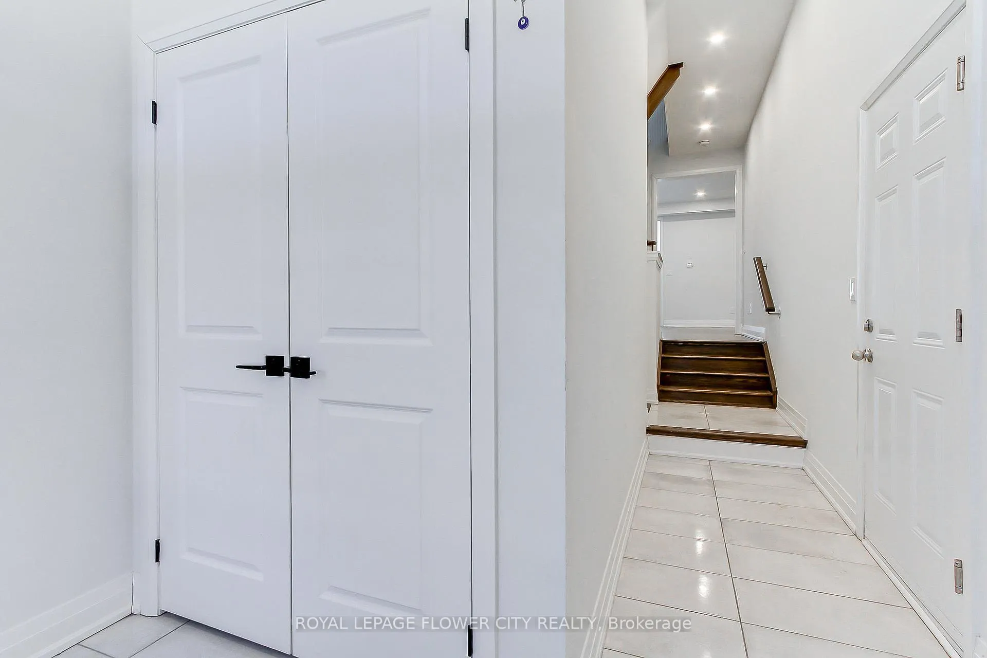 Photo 7 of 9 Dalbeattie Drive, Brampton, Bram West — HOMEH