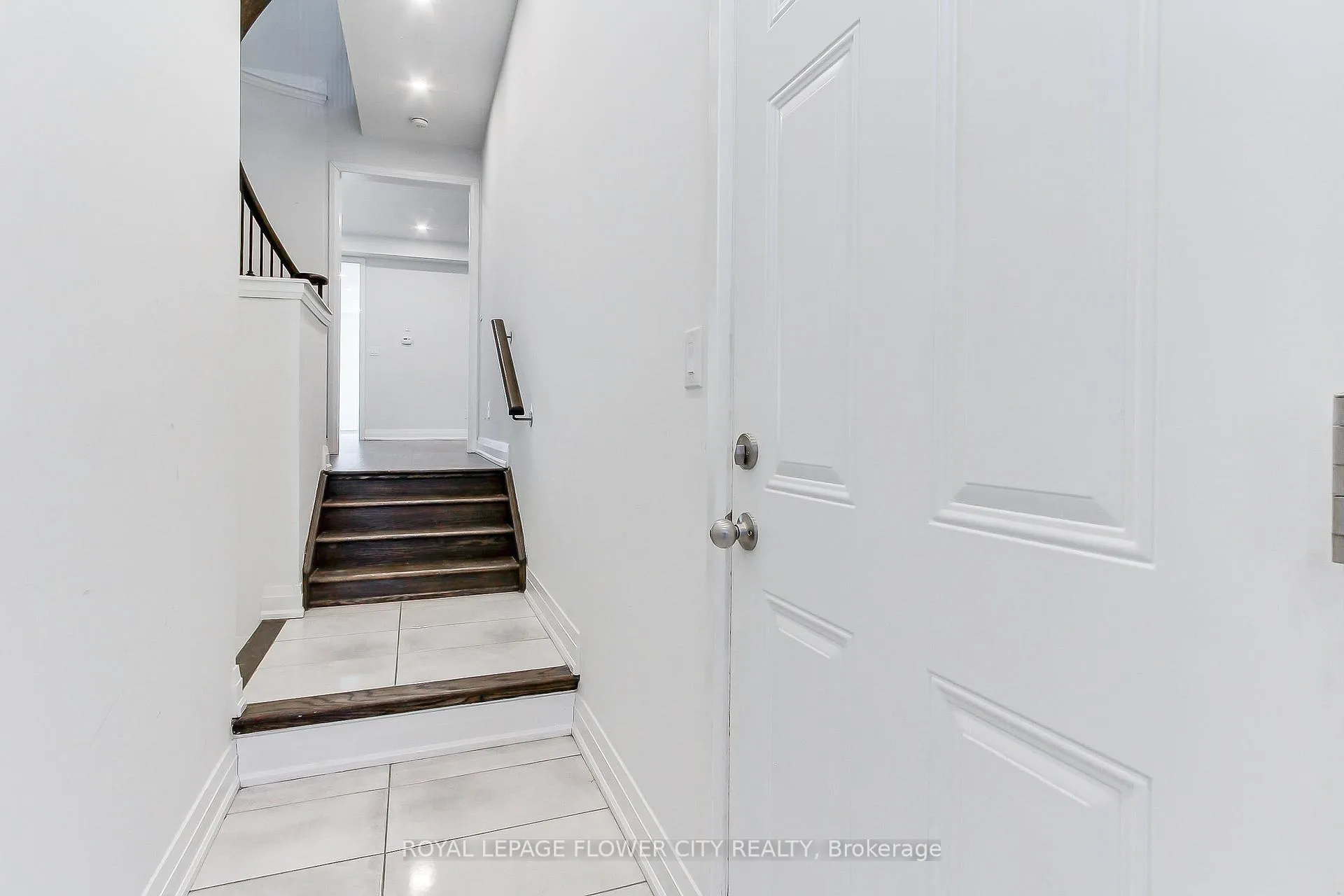 Photo 8 of 9 Dalbeattie Drive, Brampton, Bram West — HOMEH