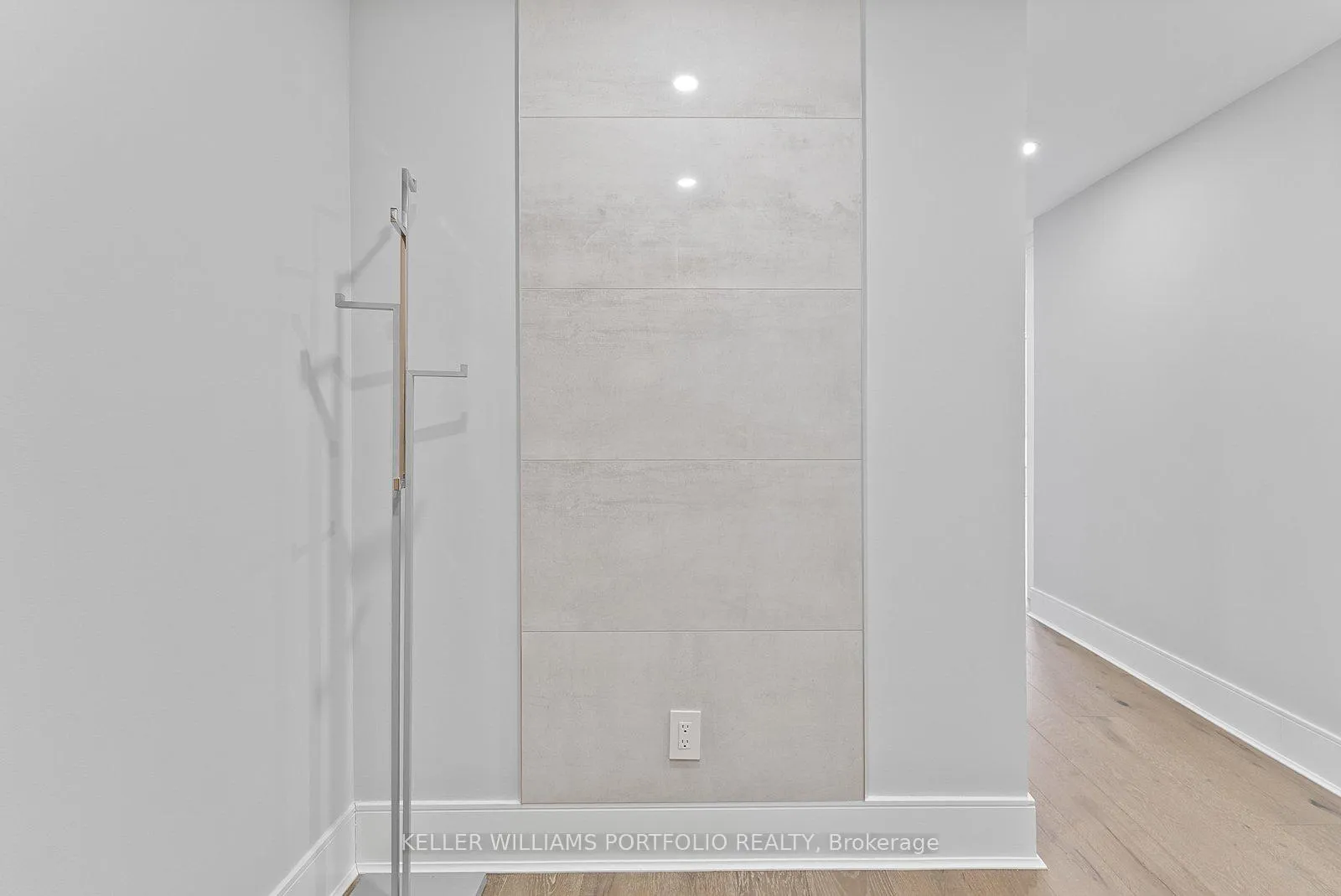 Photo 3 of Unit 2207, 5 Soudan Avenue, Toronto, Mount Pleasant West — HOMEH