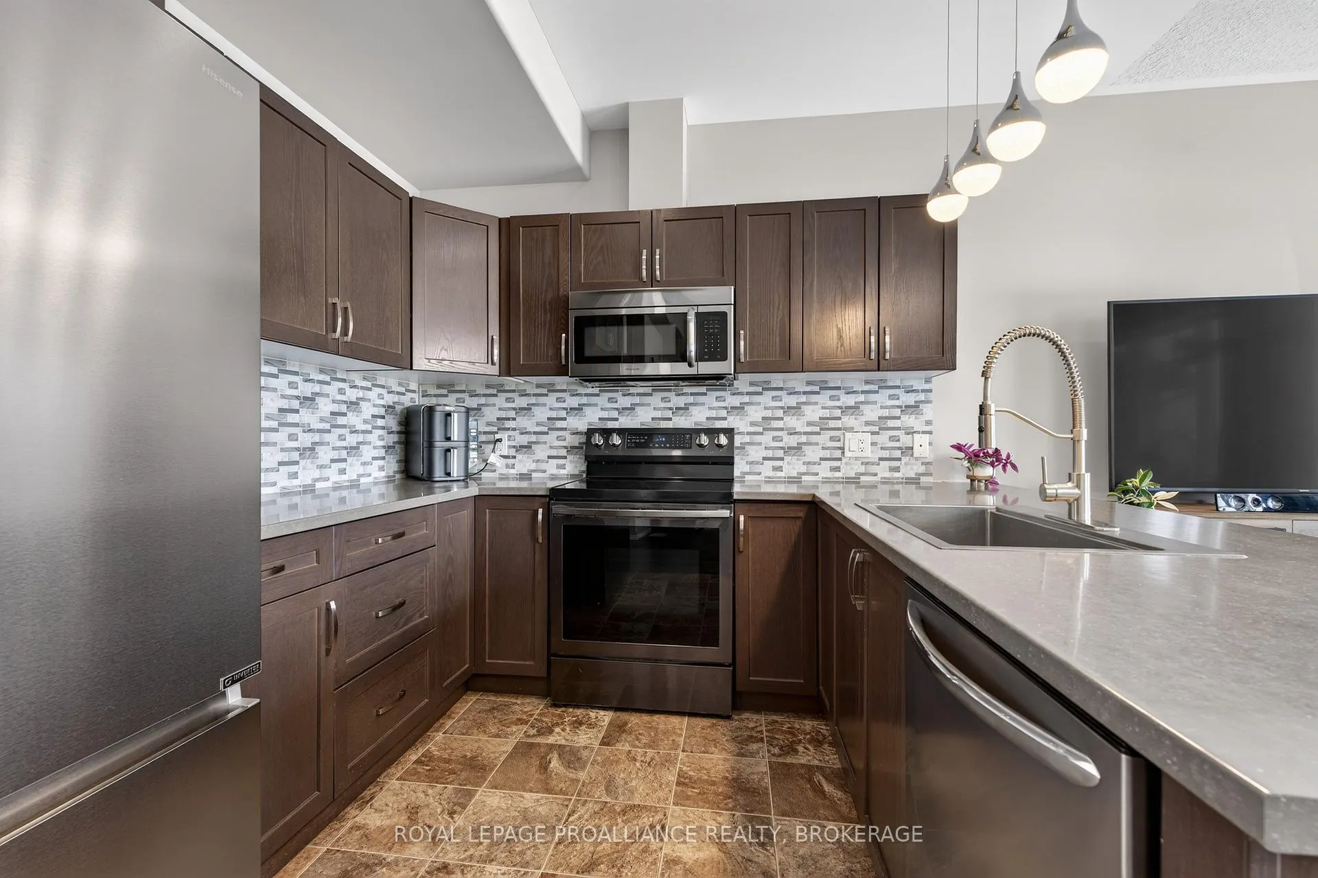 Photo 12 of 129 Simurda Court, Loyalist, Amherstview — HOMEH