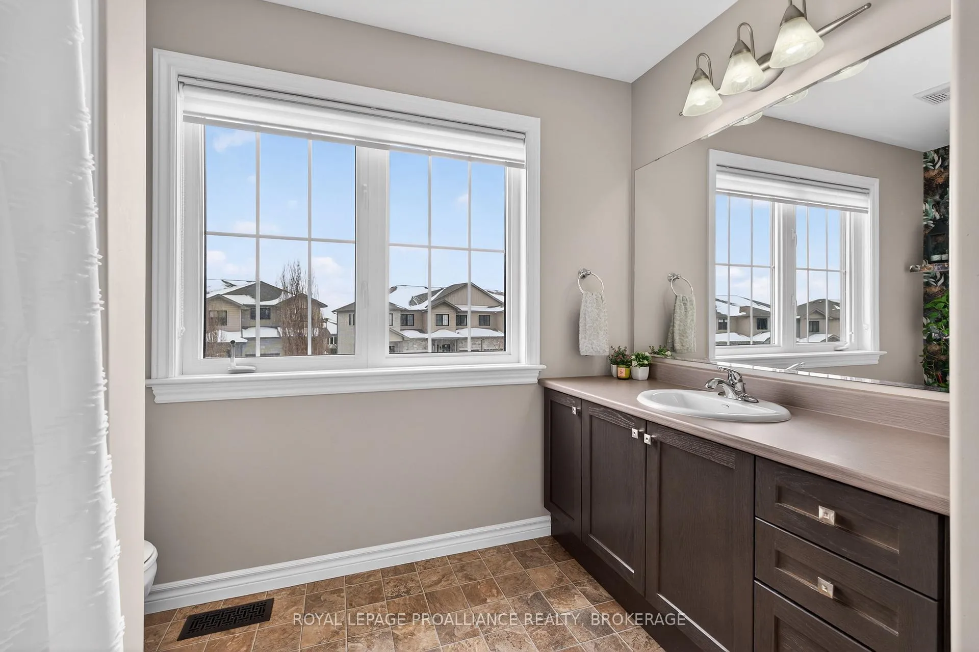 Photo 19 of 129 Simurda Court, Loyalist, Amherstview — HOMEH