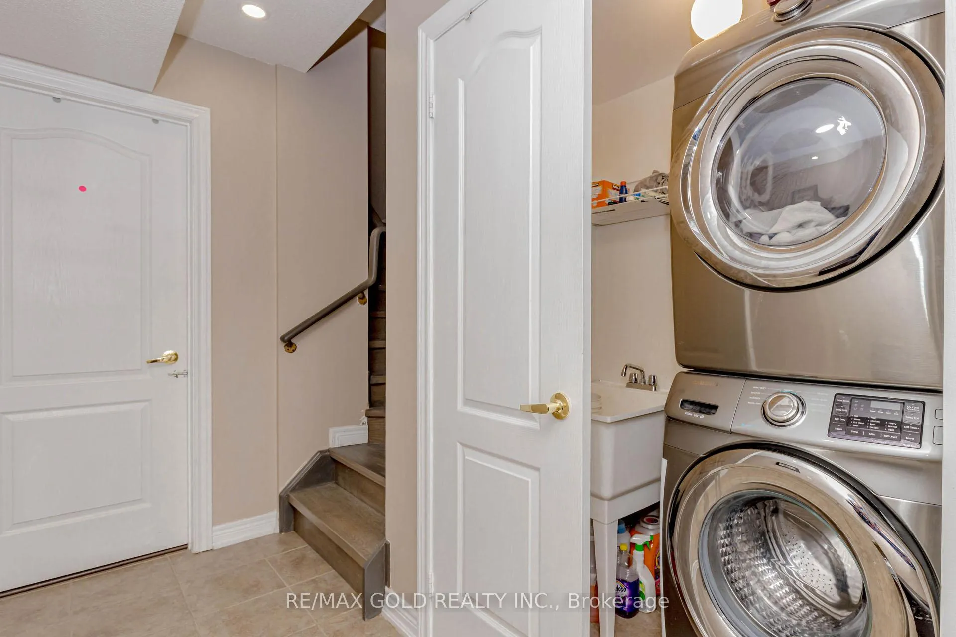 Photo 9 of 6 October Place, Brampton, Bram West — HOMEH