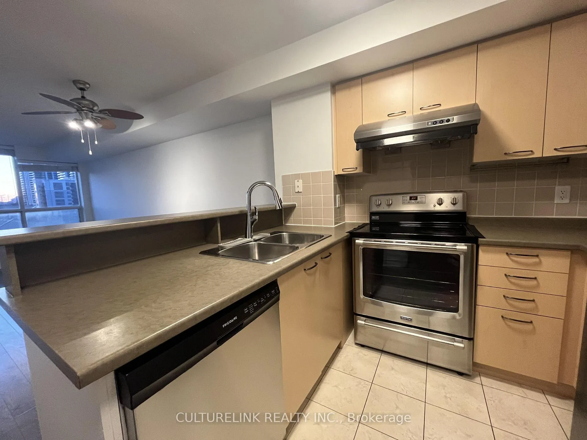 Photo 4 of Unit 808, 25 Times Avenue, Markham, Commerce Valley — HOMEH