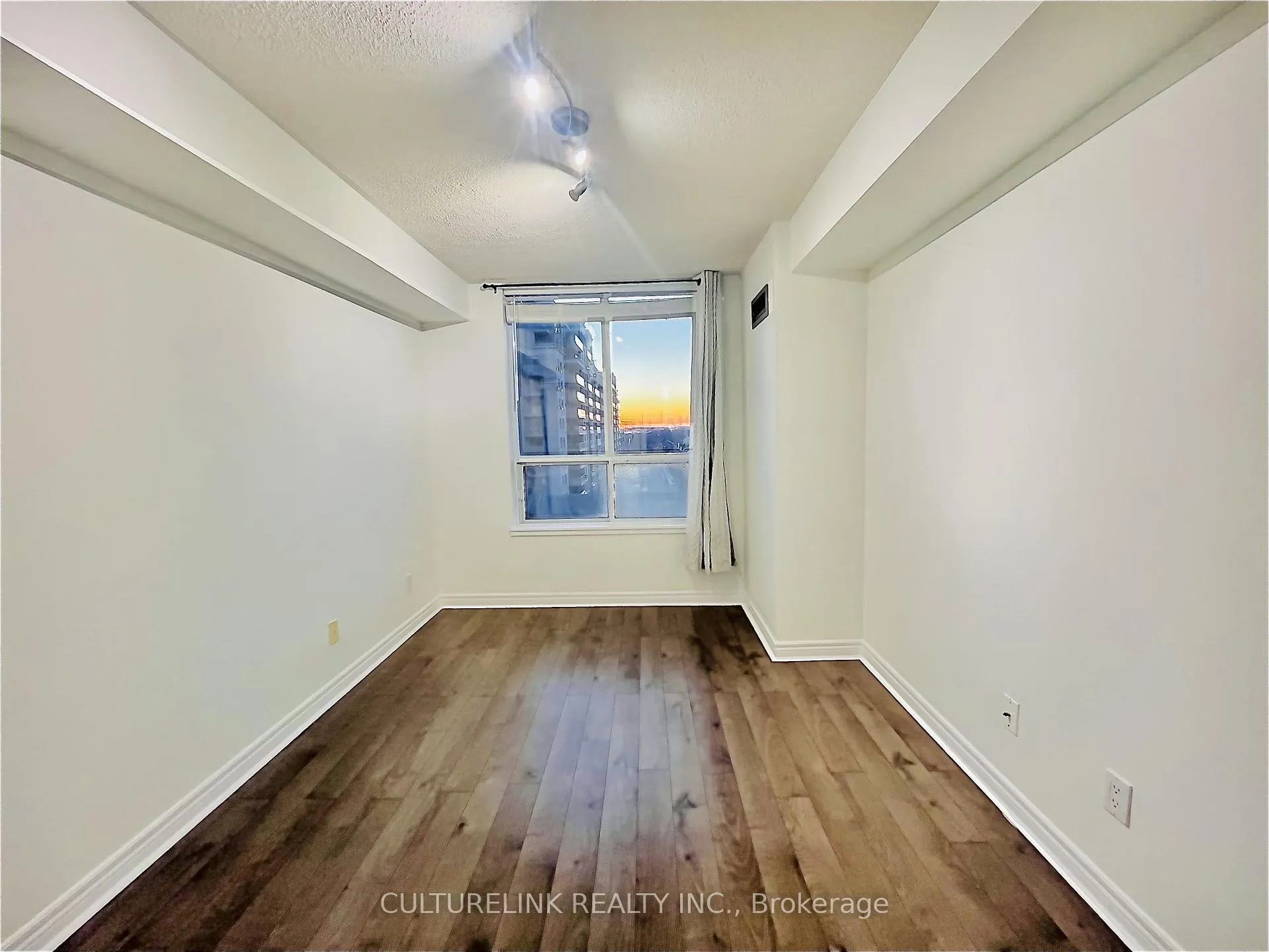 Photo 5 of Unit 808, 25 Times Avenue, Markham, Commerce Valley — HOMEH