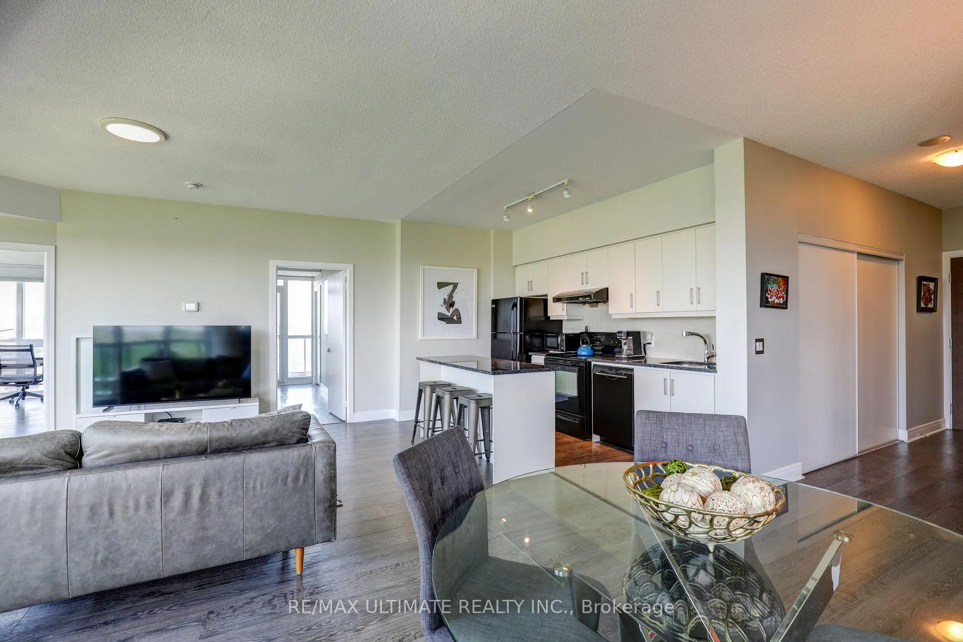 Photo 5 of Unit 807, 35 Brian Peck Crescent, Toronto, Leaside — HOMEH