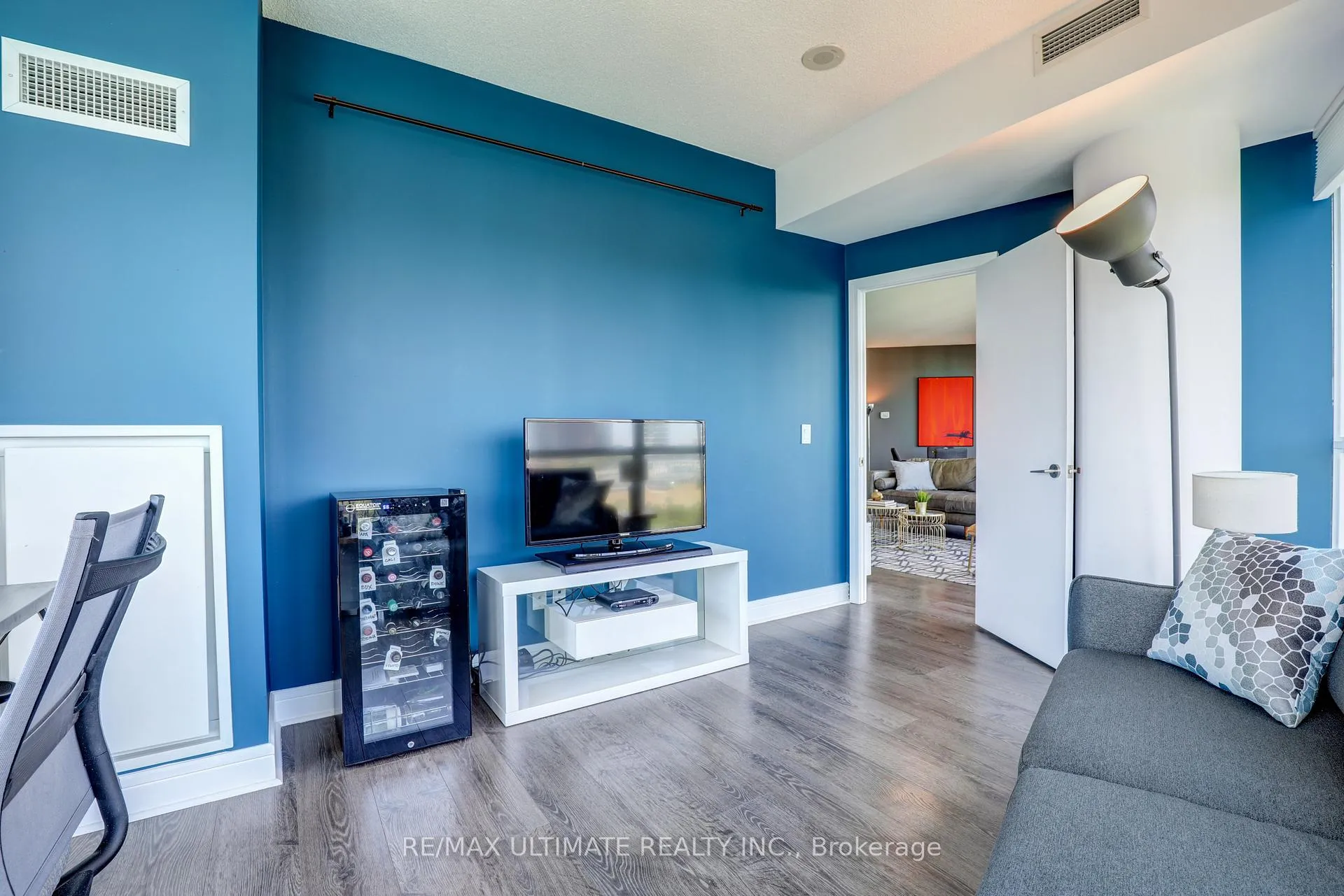 Photo 10 of Unit 807, 35 Brian Peck Crescent, Toronto, Leaside — HOMEH