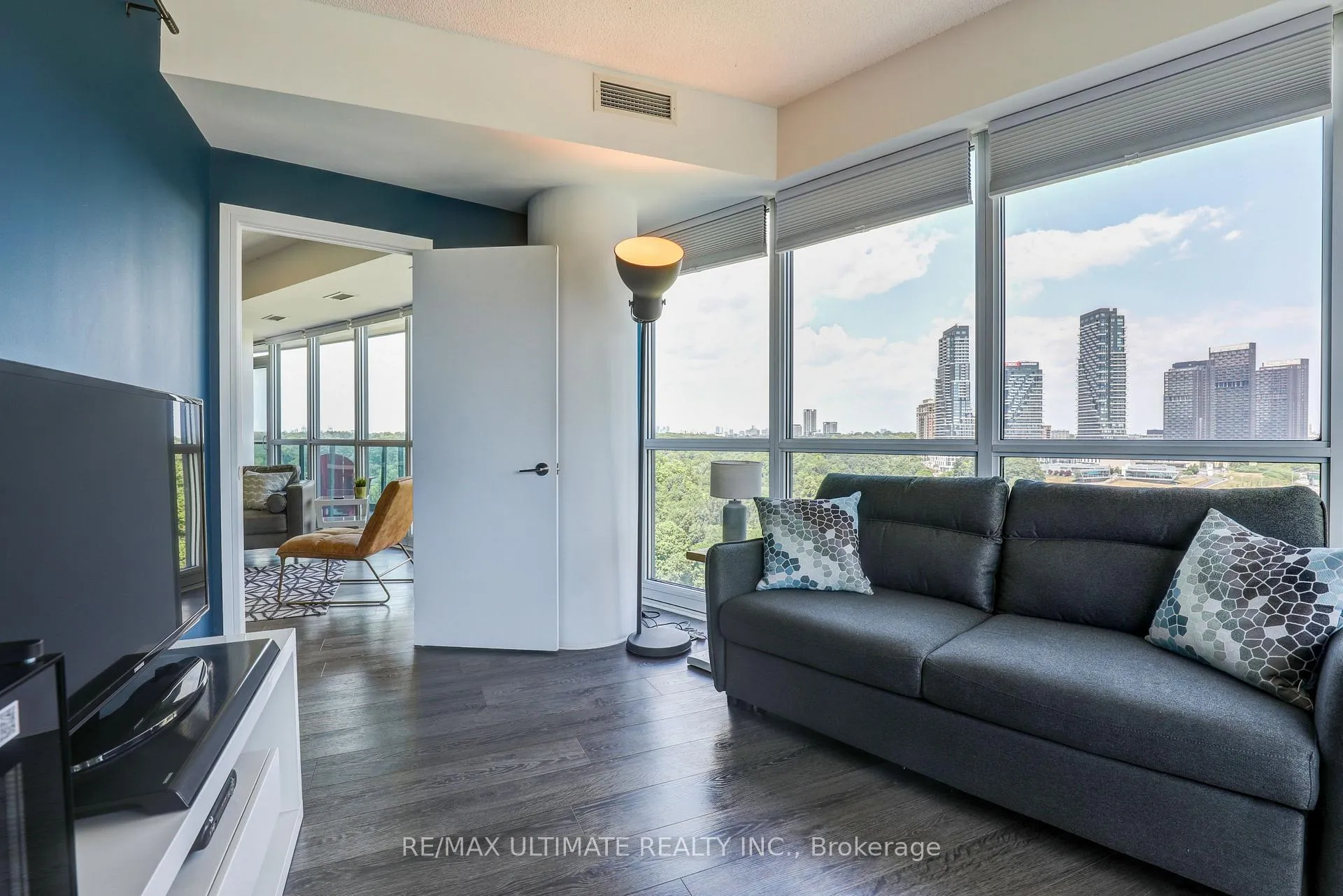 Photo 11 of Unit 807, 35 Brian Peck Crescent, Toronto, Leaside — HOMEH