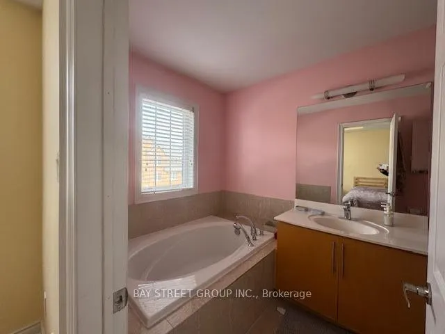 Photo 7 of 156 Legends Way, Markham, Unionville — HOMEH