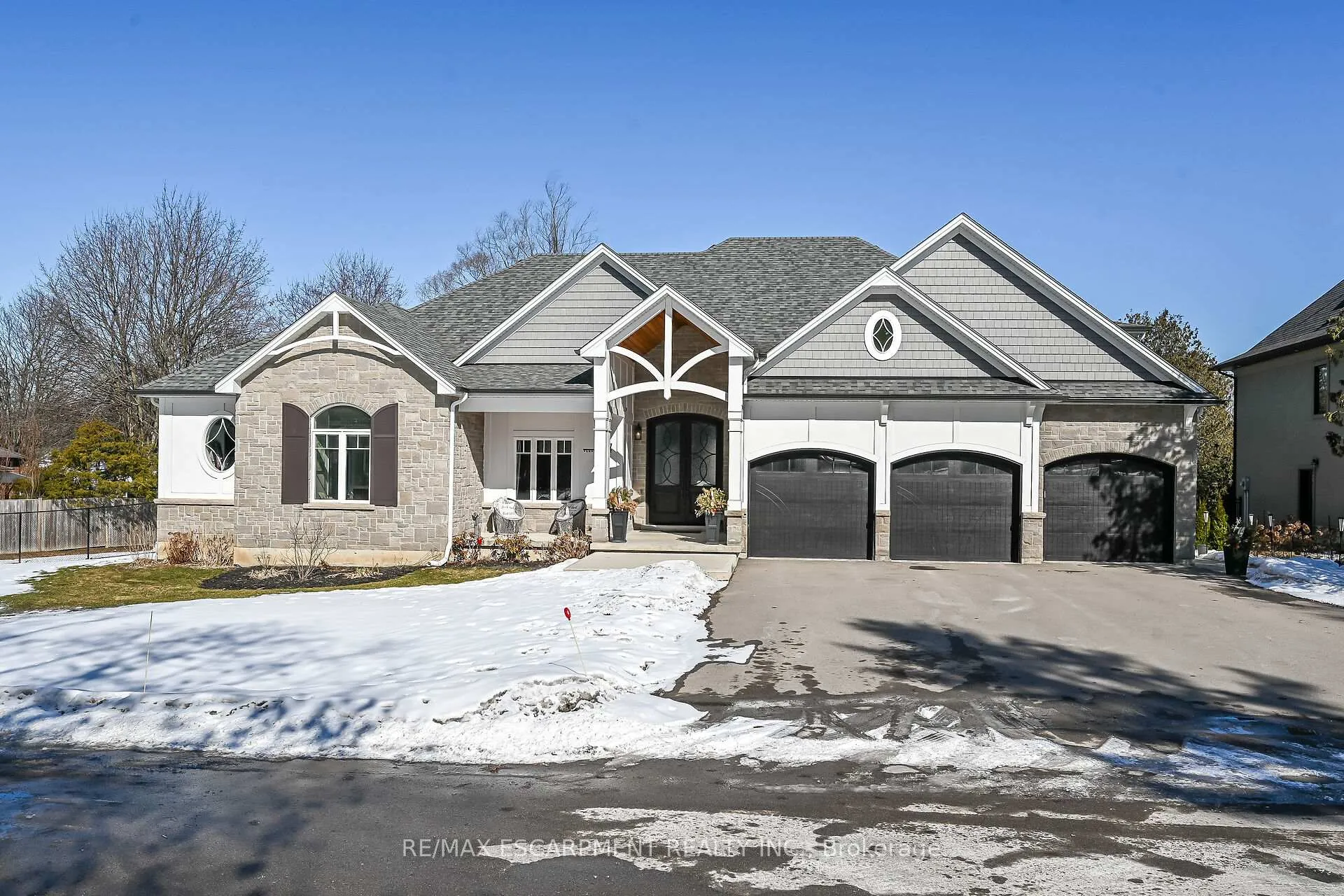 Photo 2 of 747 Vernon Place, Hamilton, Ancaster — HOMEH