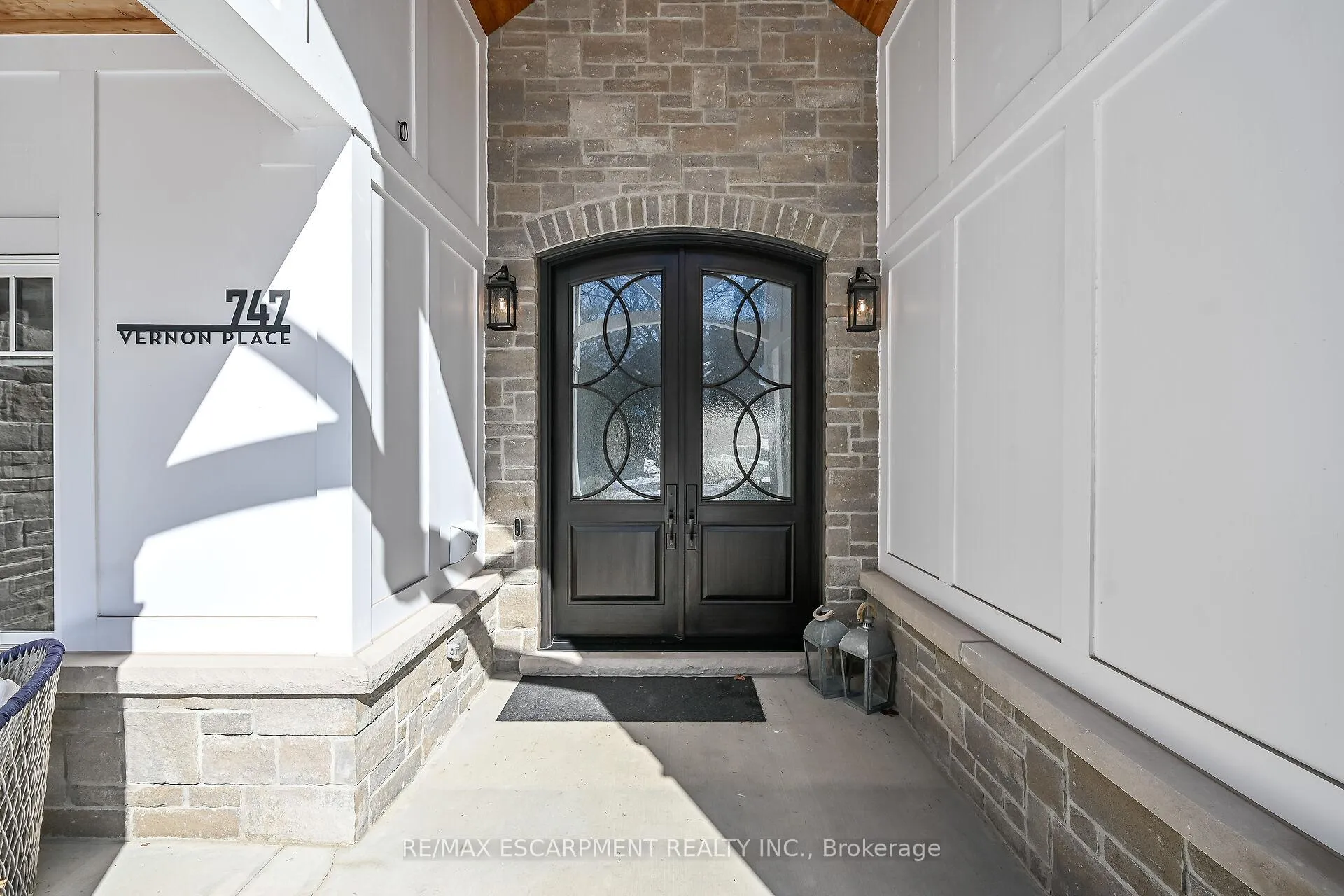 Photo 3 of 747 Vernon Place, Hamilton, Ancaster — HOMEH