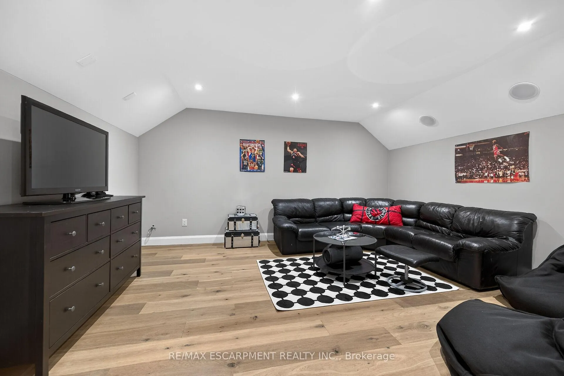 Photo 23 of 747 Vernon Place, Hamilton, Ancaster — HOMEH