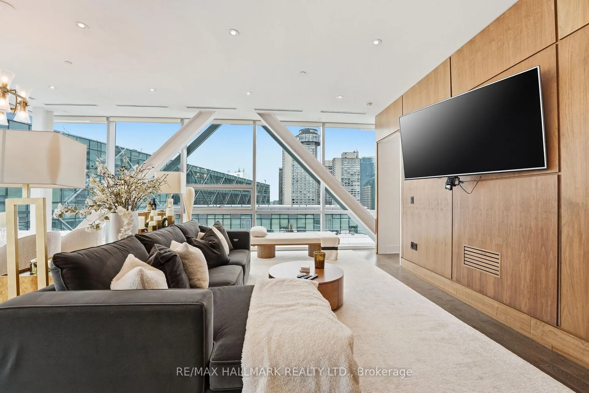 Photo 5 of Unit 1301, 39 Queens Quay E, Toronto, Waterfront Communities — HOMEH