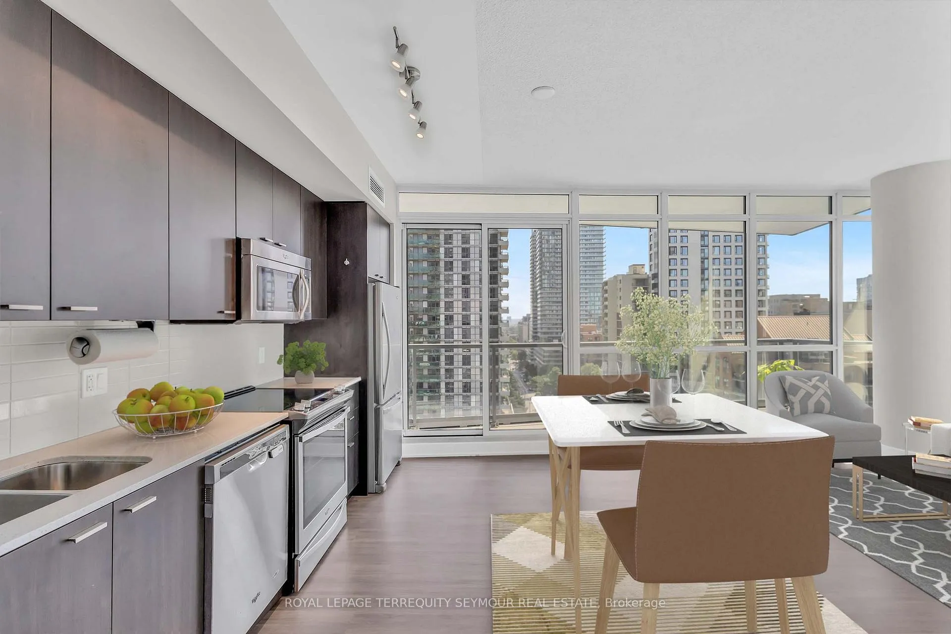 Photo 3 of Unit 1210, 30 Roehampton Avenue, Toronto, Mount Pleasant West — HOMEH