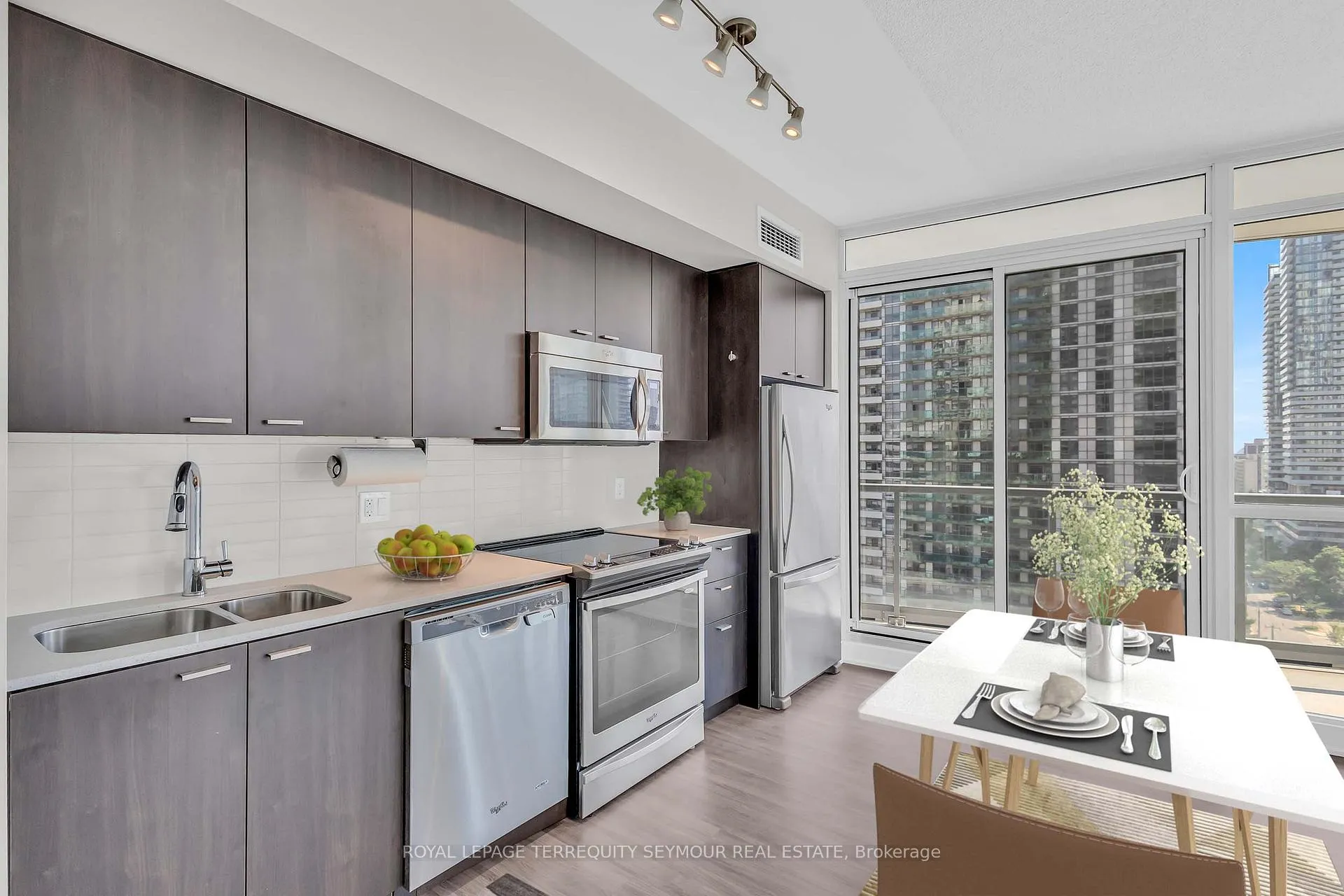 Photo 4 of Unit 1210, 30 Roehampton Avenue, Toronto, Mount Pleasant West — HOMEH