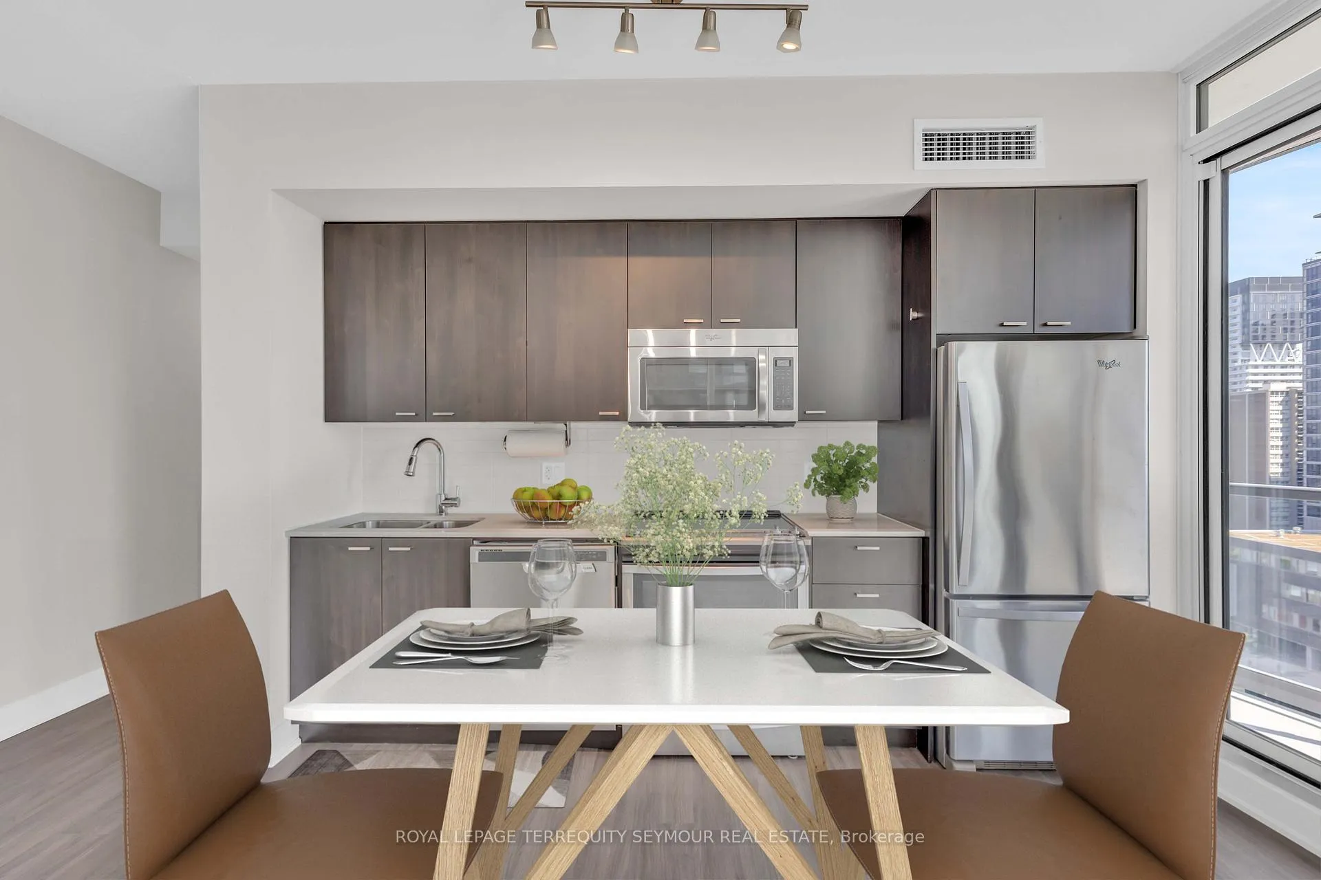 Photo 5 of Unit 1210, 30 Roehampton Avenue, Toronto, Mount Pleasant West — HOMEH