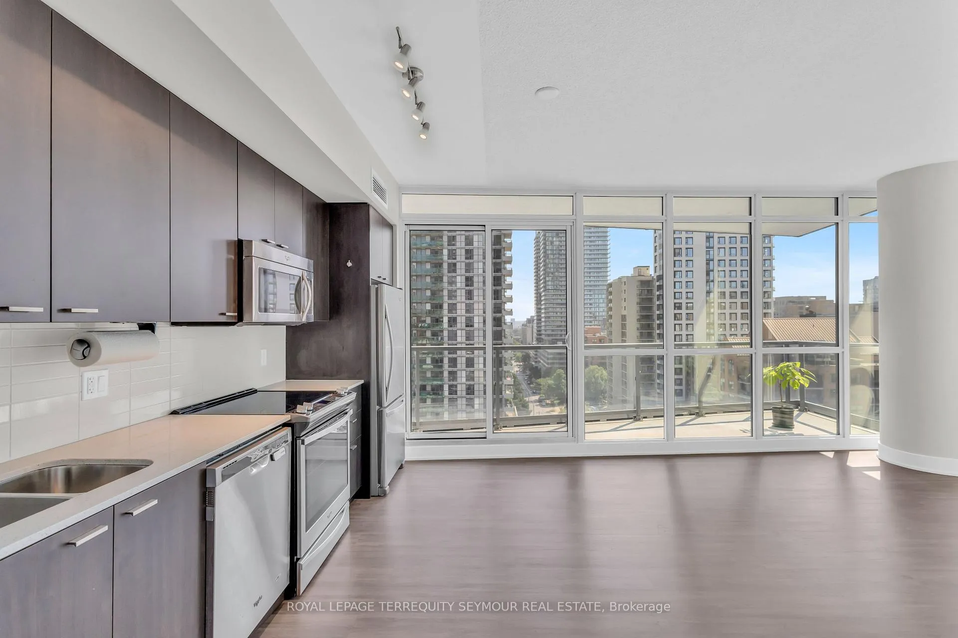 Photo 7 of Unit 1210, 30 Roehampton Avenue, Toronto, Mount Pleasant West — HOMEH