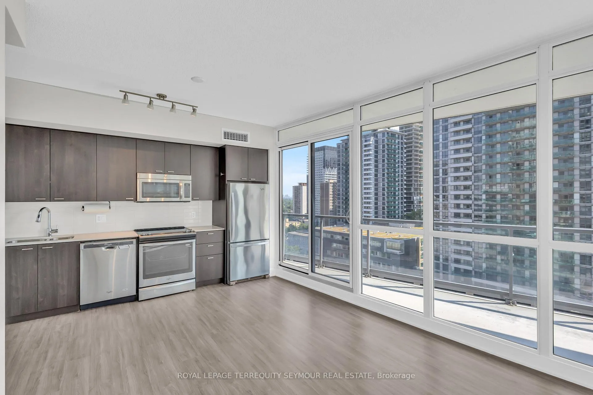 Photo 8 of Unit 1210, 30 Roehampton Avenue, Toronto, Mount Pleasant West — HOMEH