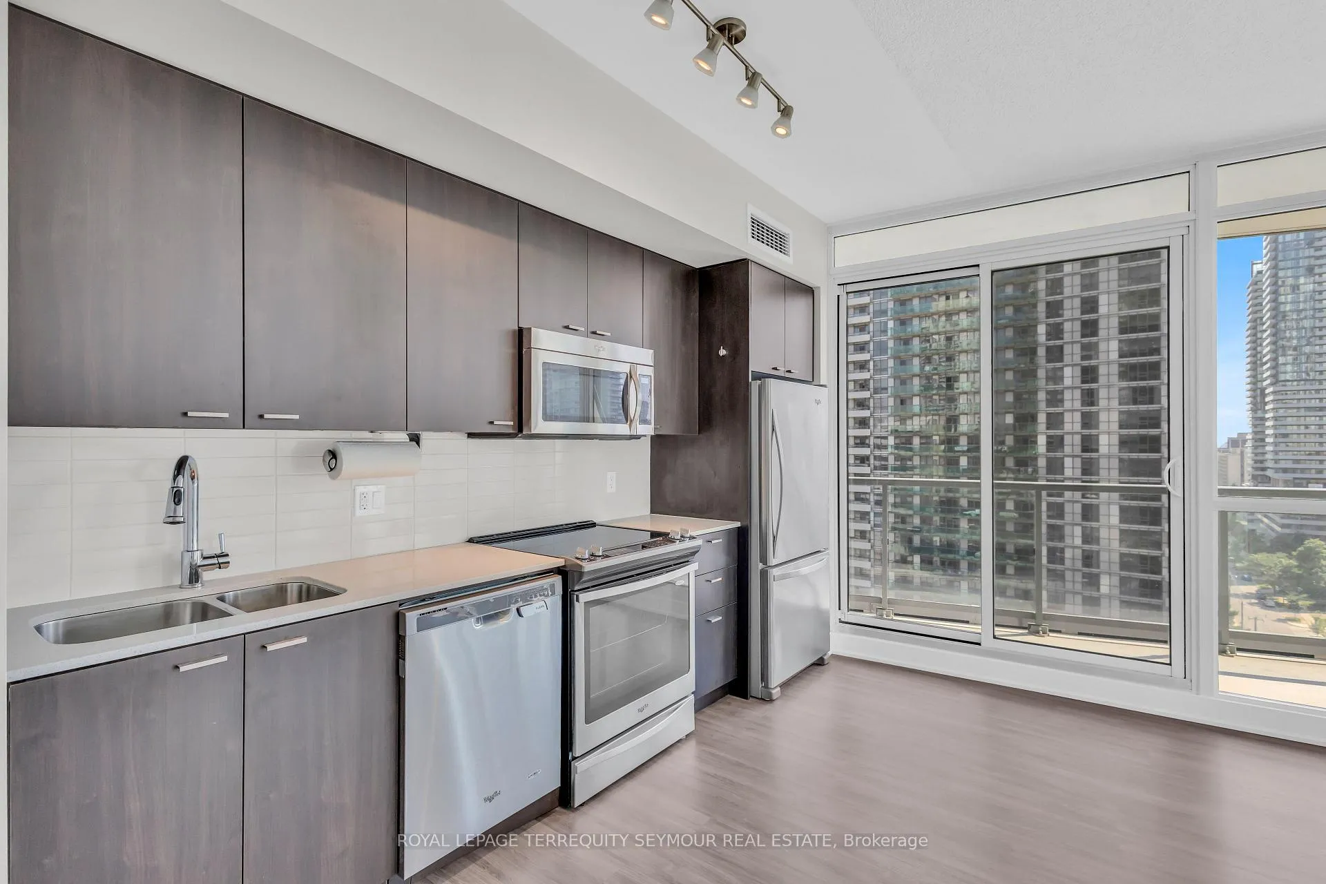 Photo 9 of Unit 1210, 30 Roehampton Avenue, Toronto, Mount Pleasant West — HOMEH