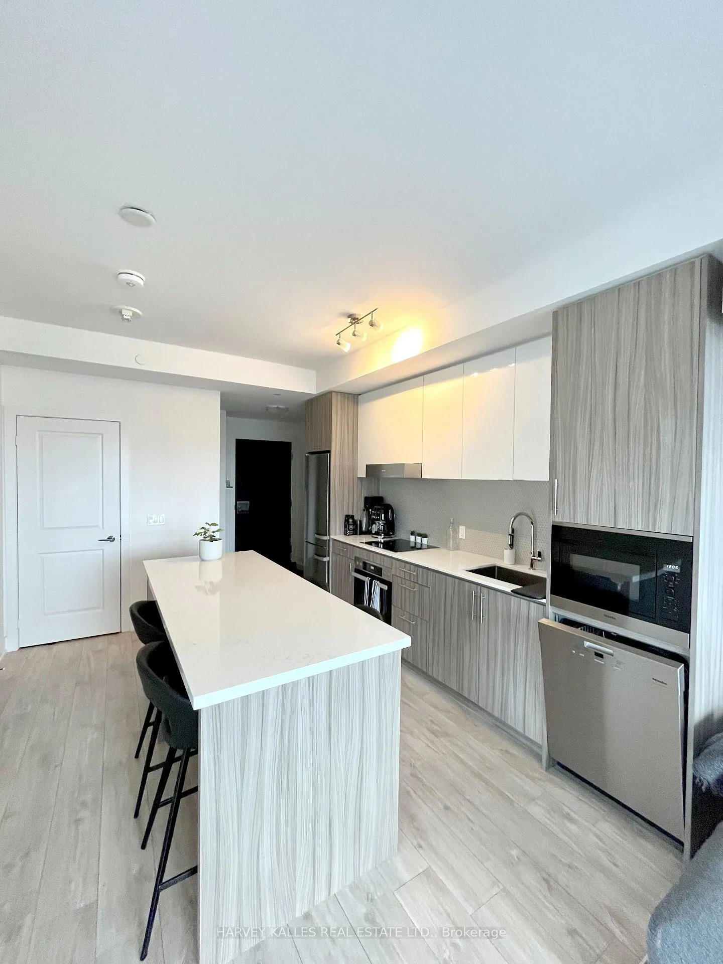 Photo 2 of Unit 1609, 11 Lillian Street, Toronto, Mount Pleasant West — HOMEH