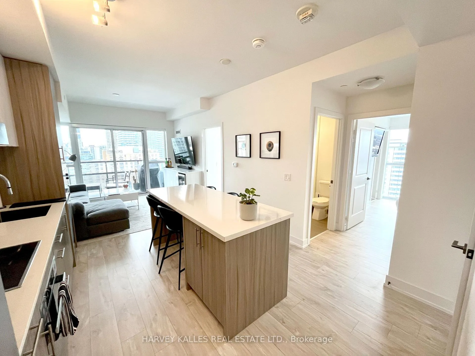 Photo 3 of Unit 1609, 11 Lillian Street, Toronto, Mount Pleasant West — HOMEH