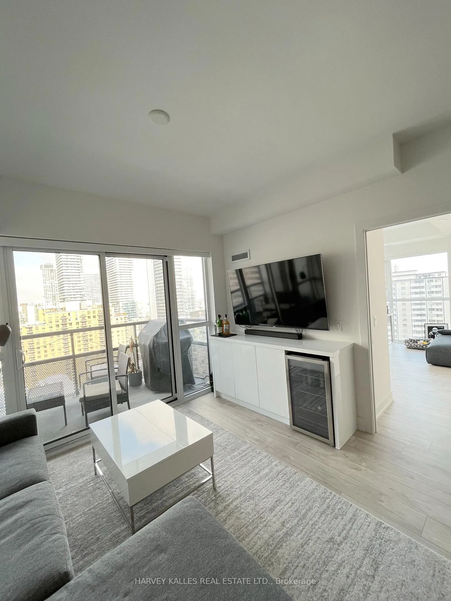 Photo 5 of Unit 1609, 11 Lillian Street, Toronto, Mount Pleasant West — HOMEH