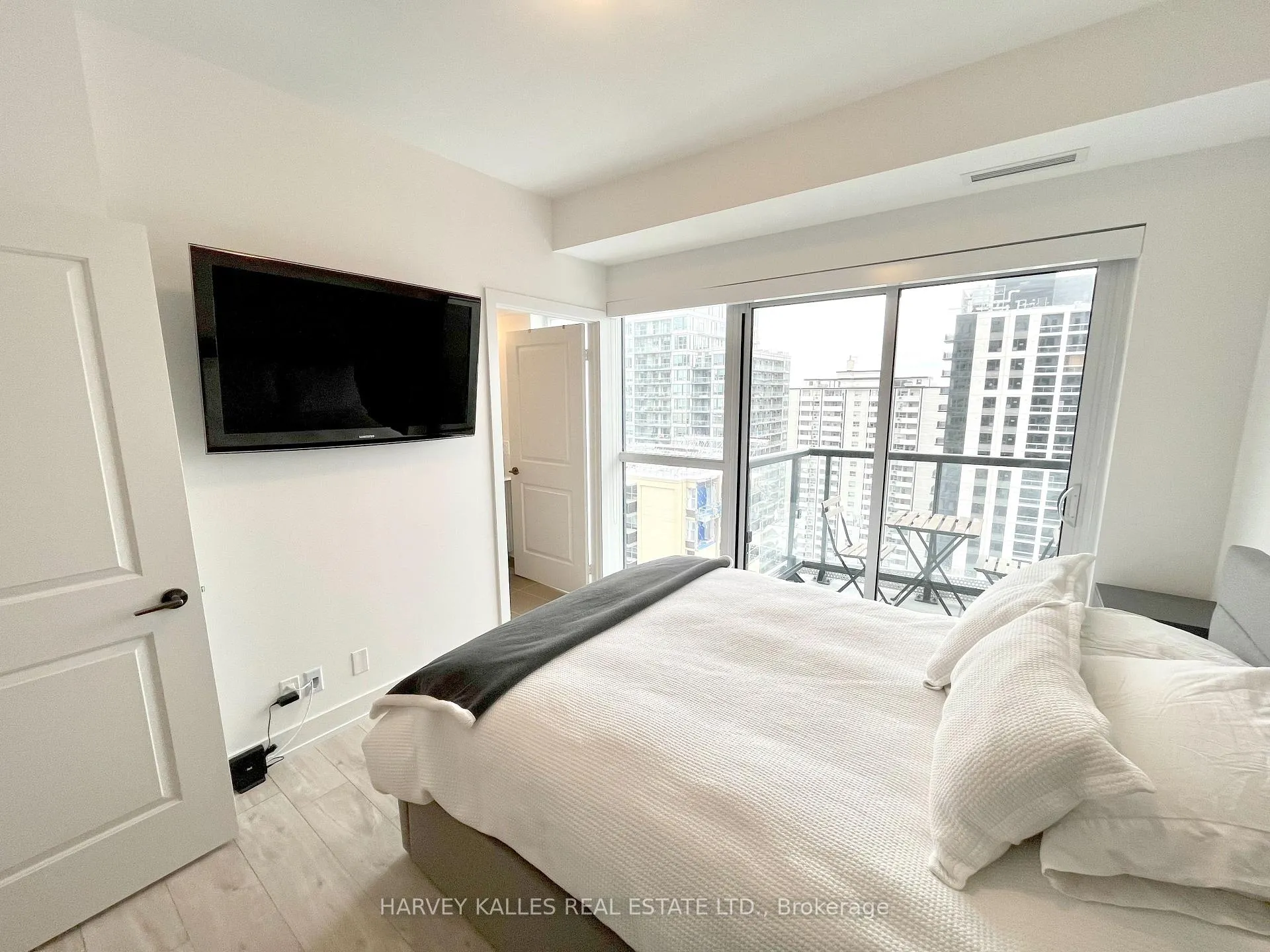 Photo 10 of Unit 1609, 11 Lillian Street, Toronto, Mount Pleasant West — HOMEH