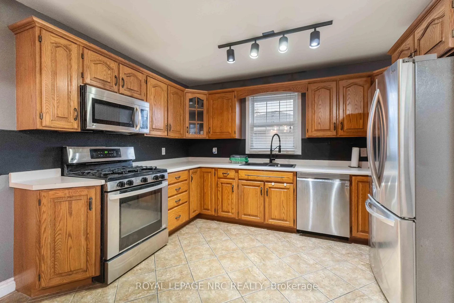 Photo 8 of 23 Verne Avenue, Welland, Broadway — HOMEH