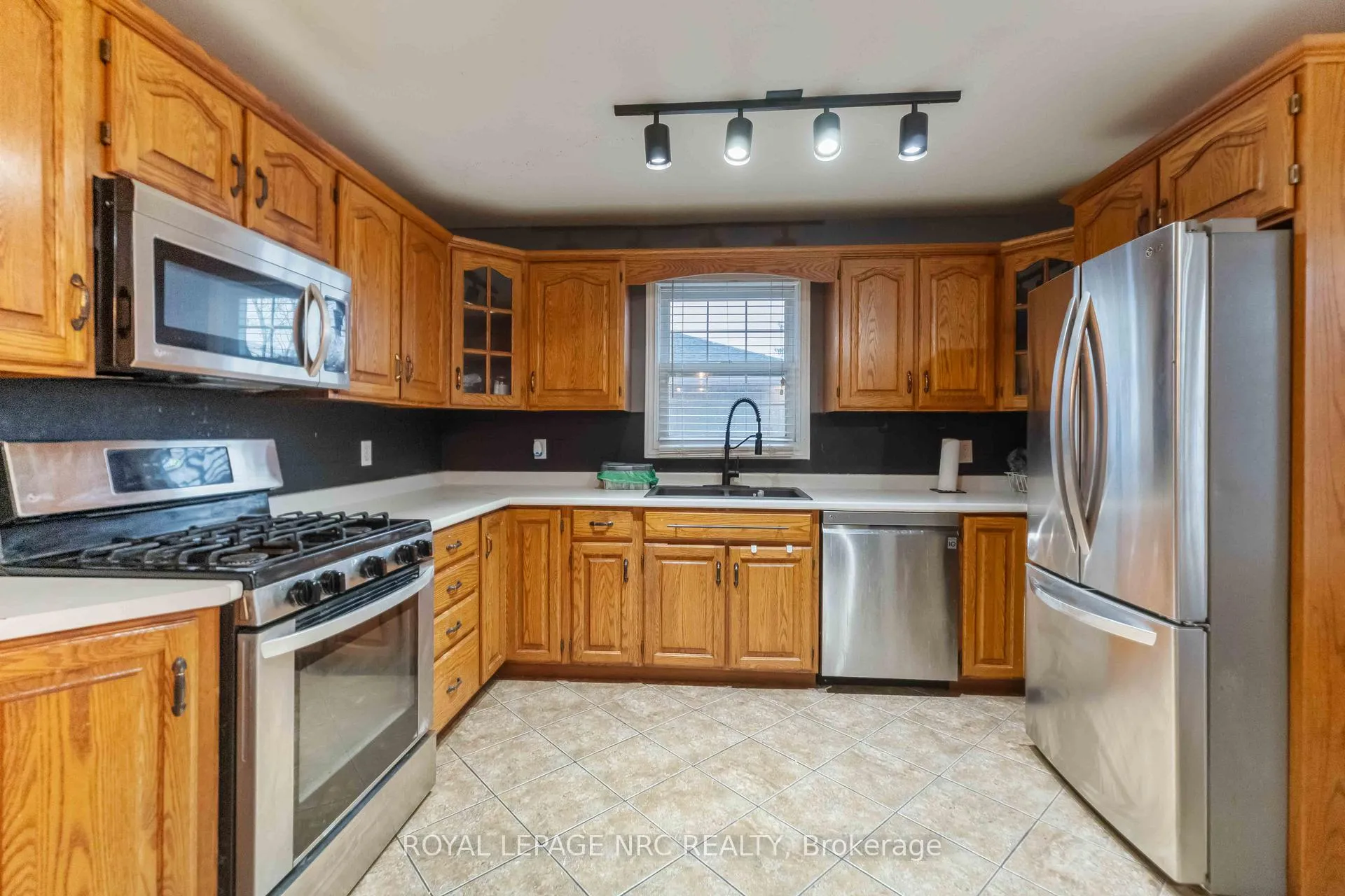 Photo 9 of 23 Verne Avenue, Welland, Broadway — HOMEH