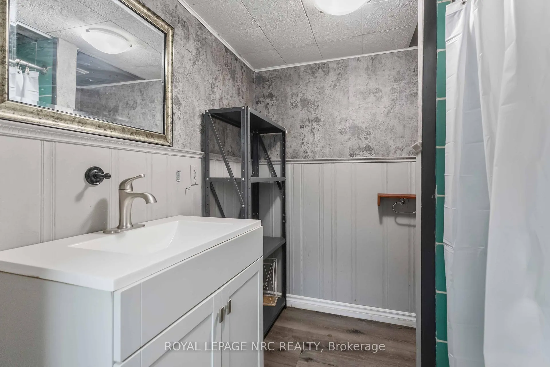 Photo 20 of 23 Verne Avenue, Welland, Broadway — HOMEH