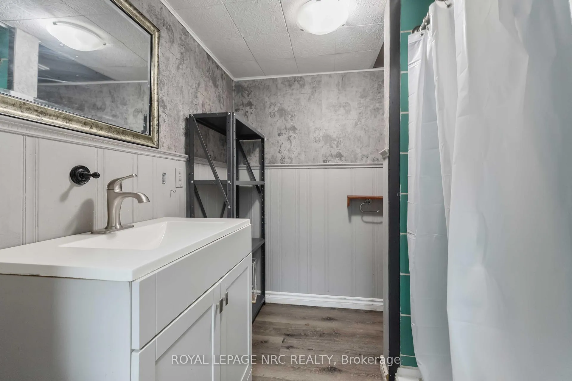 Photo 21 of 23 Verne Avenue, Welland, Broadway — HOMEH