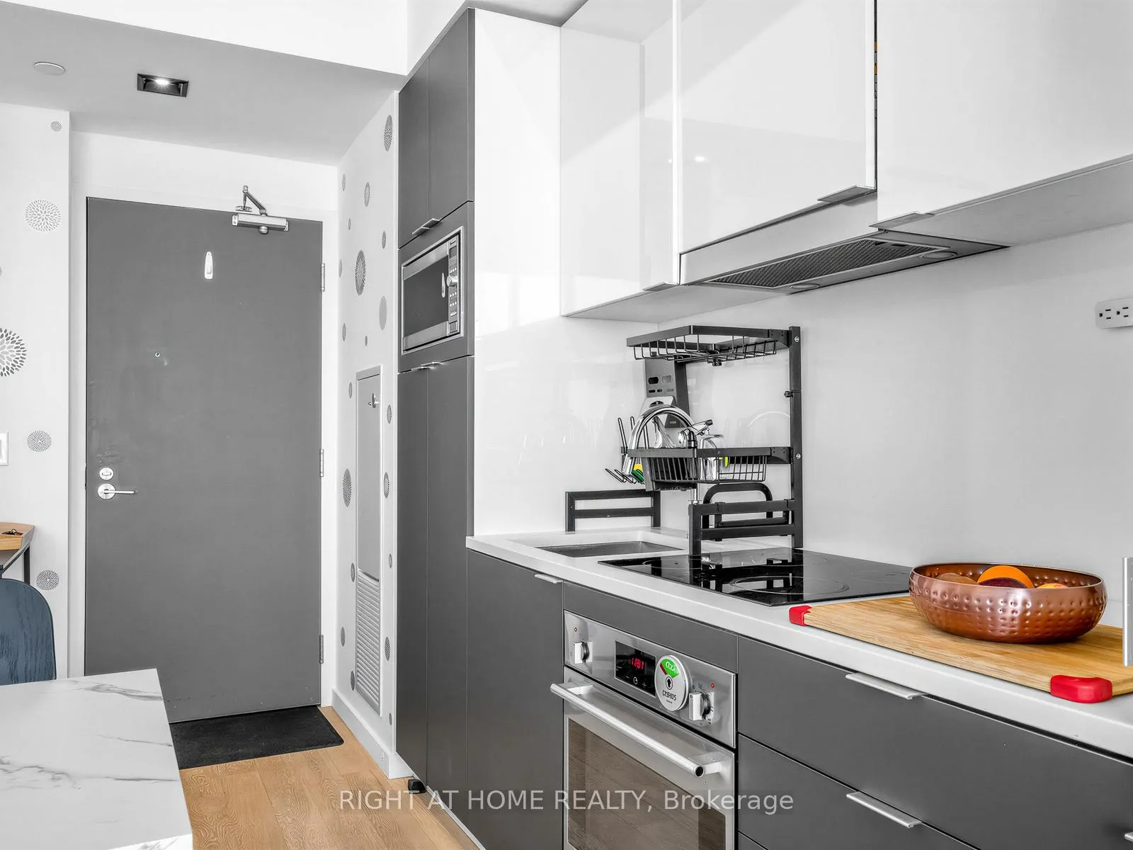 Photo 3 of Unit 1210, 170 Bayview Avenue, Toronto, Waterfront Communities — HOMEH