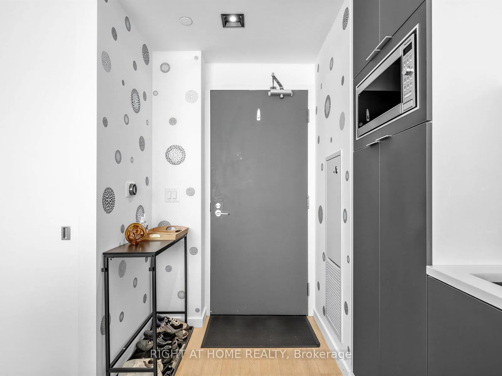 Photo 4 of Unit 1210, 170 Bayview Avenue, Toronto, Waterfront Communities — HOMEH