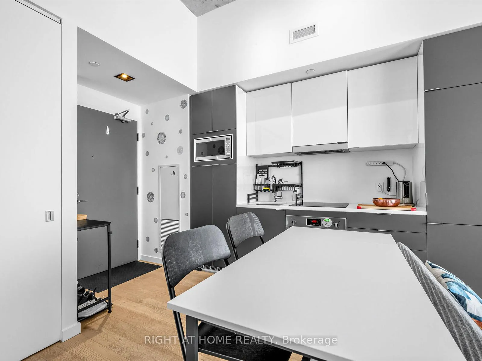 Photo 12 of Unit 1210, 170 Bayview Avenue, Toronto, Waterfront Communities — HOMEH