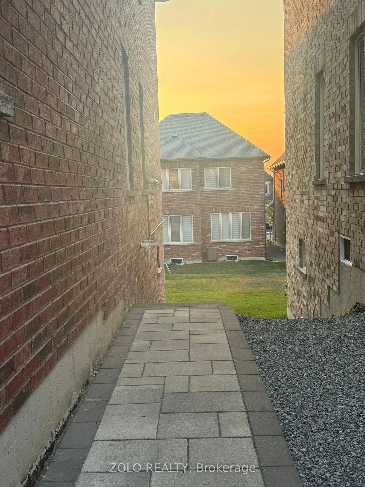 Photo 2 of Unit Unit-2, 102 Watershed Gate, East Gwillimbury, Queensville — HOMEH