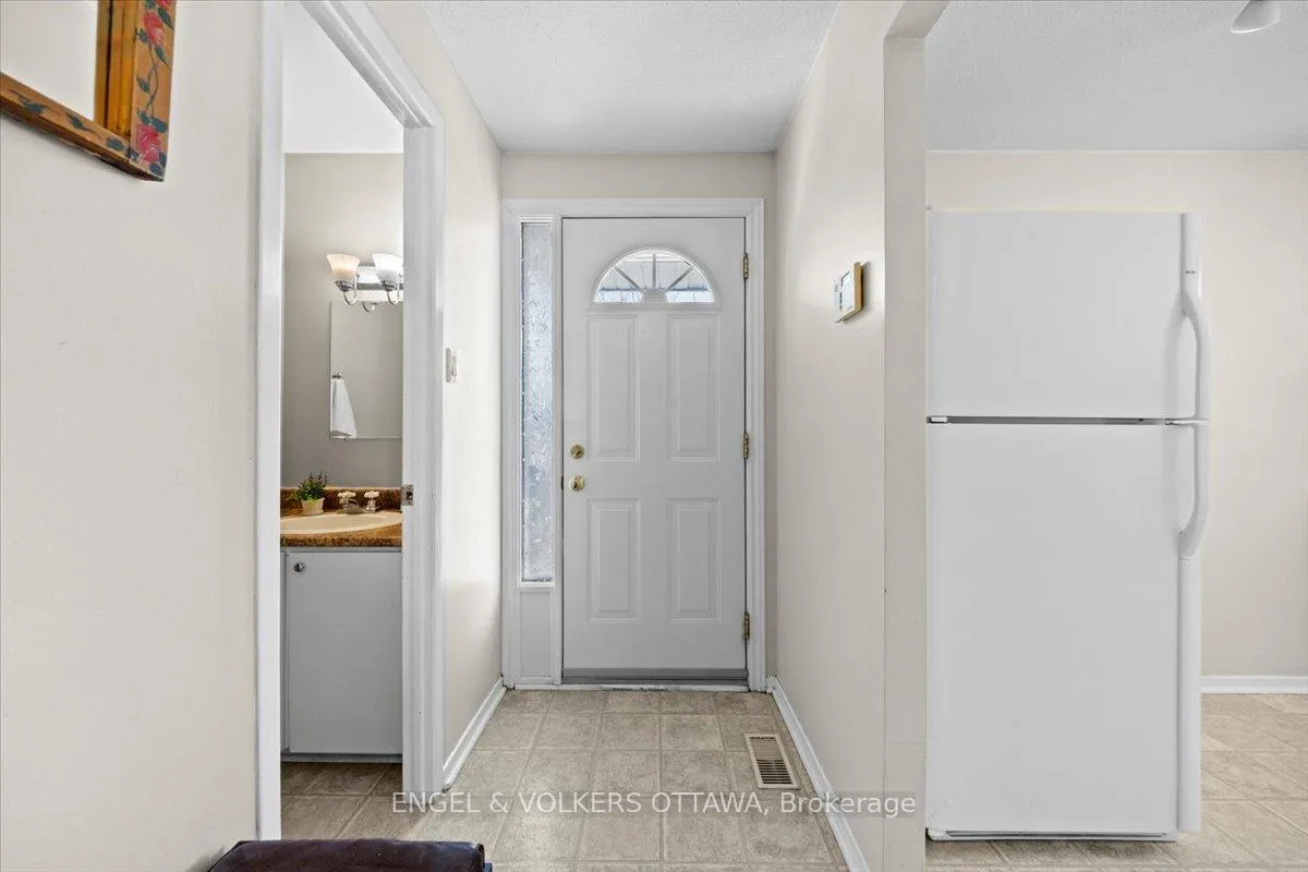 Photo 3 of Unit A, 1753 Lamoureux Drive, Ottawa, Queenswood Heights South — HOMEH