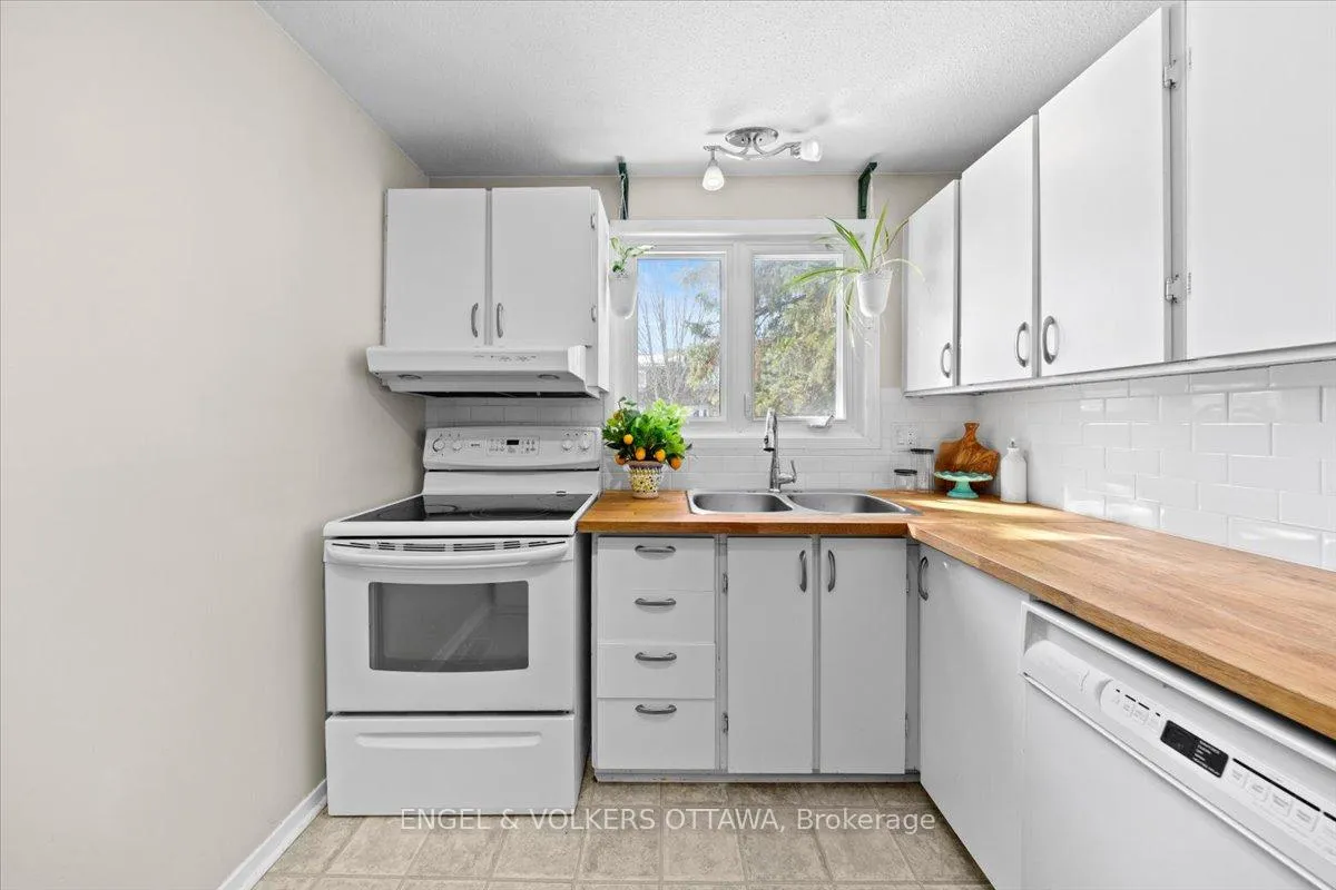Photo 4 of Unit A, 1753 Lamoureux Drive, Ottawa, Queenswood Heights South — HOMEH