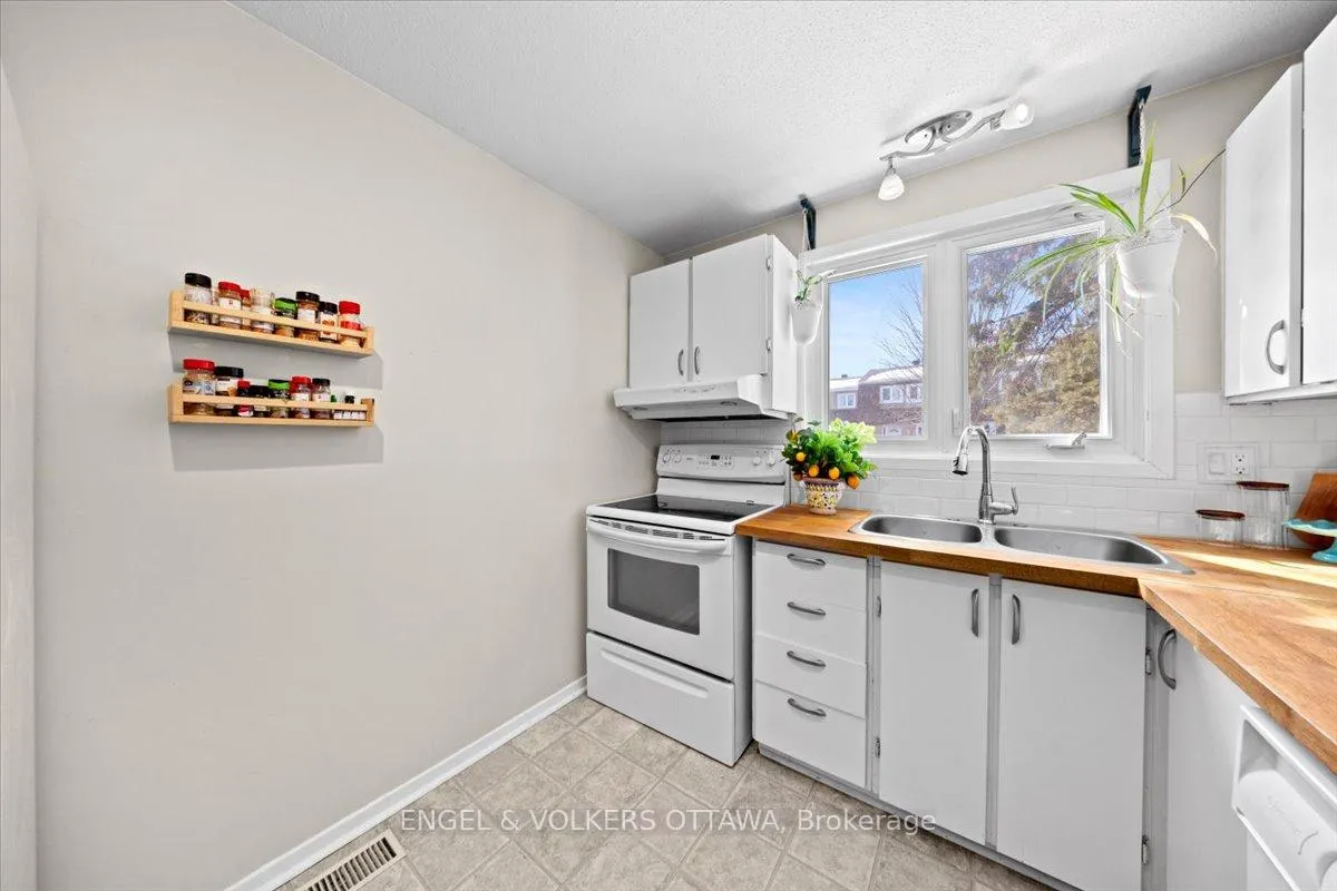 Photo 5 of Unit A, 1753 Lamoureux Drive, Ottawa, Queenswood Heights South — HOMEH