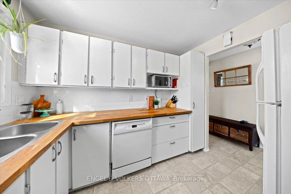 Photo 6 of Unit A, 1753 Lamoureux Drive, Ottawa, Queenswood Heights South — HOMEH
