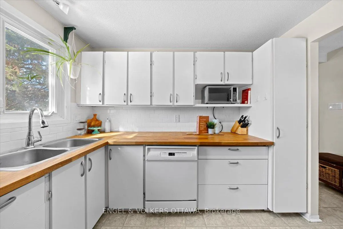 Photo 7 of Unit A, 1753 Lamoureux Drive, Ottawa, Queenswood Heights South — HOMEH
