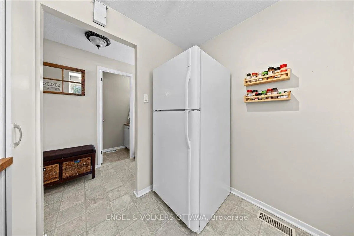 Photo 8 of Unit A, 1753 Lamoureux Drive, Ottawa, Queenswood Heights South — HOMEH