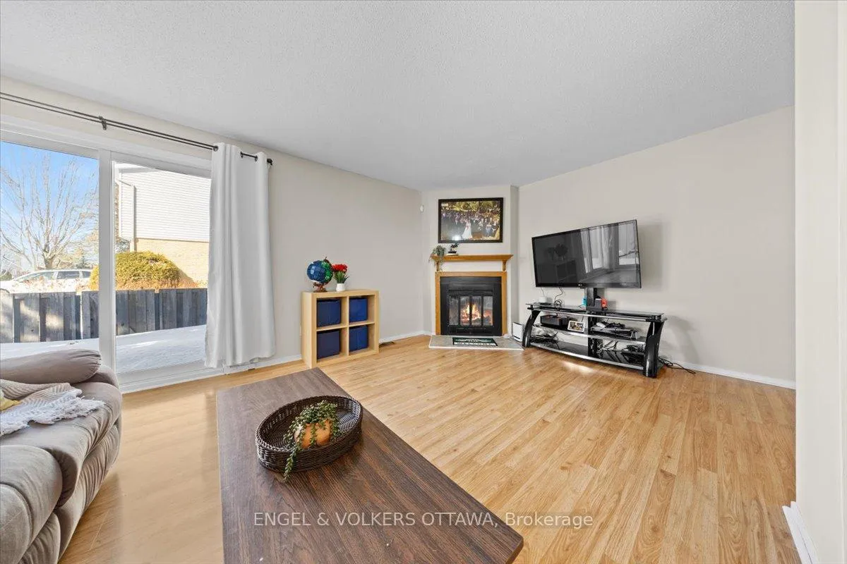 Photo 10 of Unit A, 1753 Lamoureux Drive, Ottawa, Queenswood Heights South — HOMEH