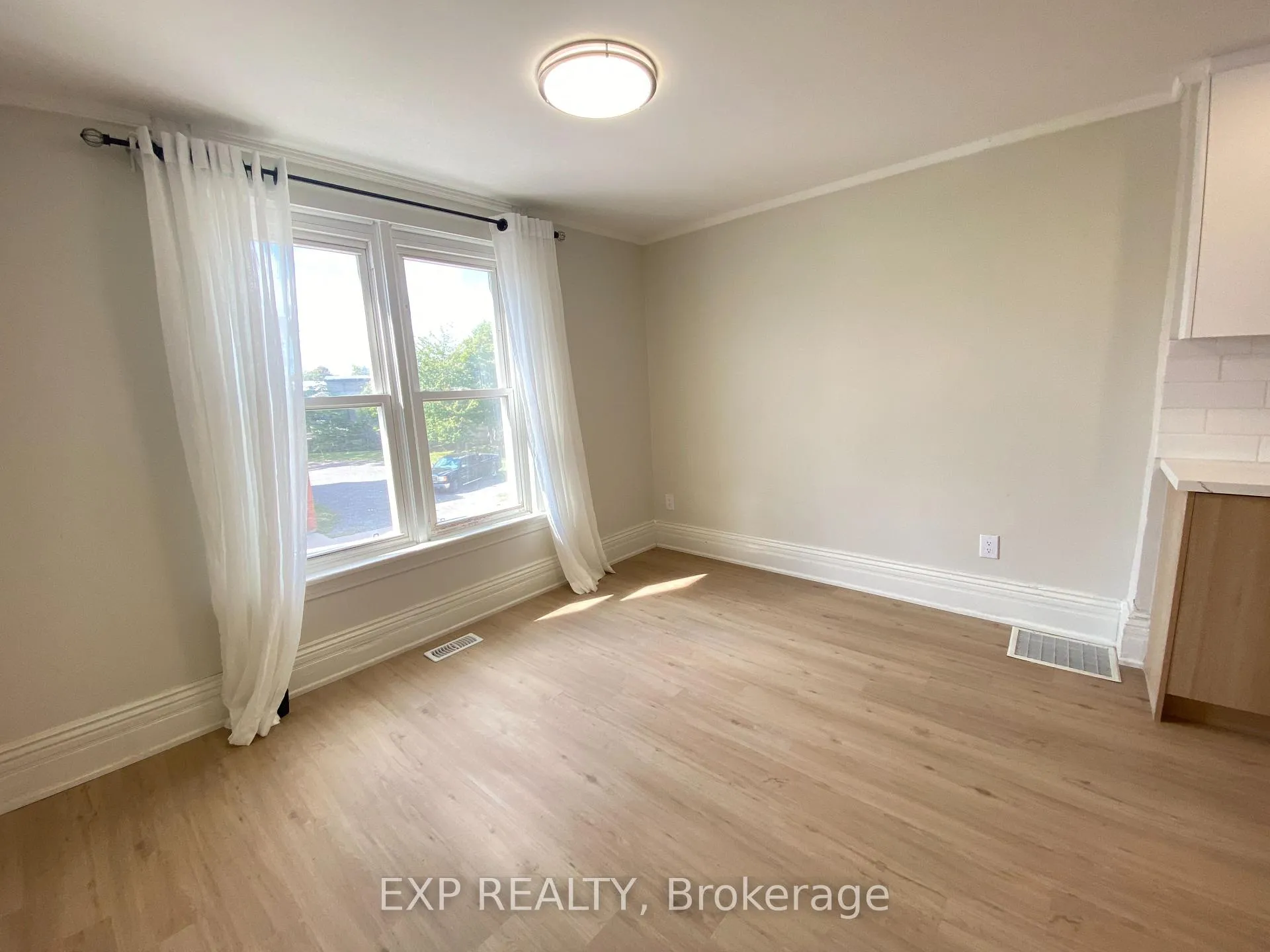 Photo 3 of 32 Front Street N, Thorold, Thorold Downtown — HOMEH