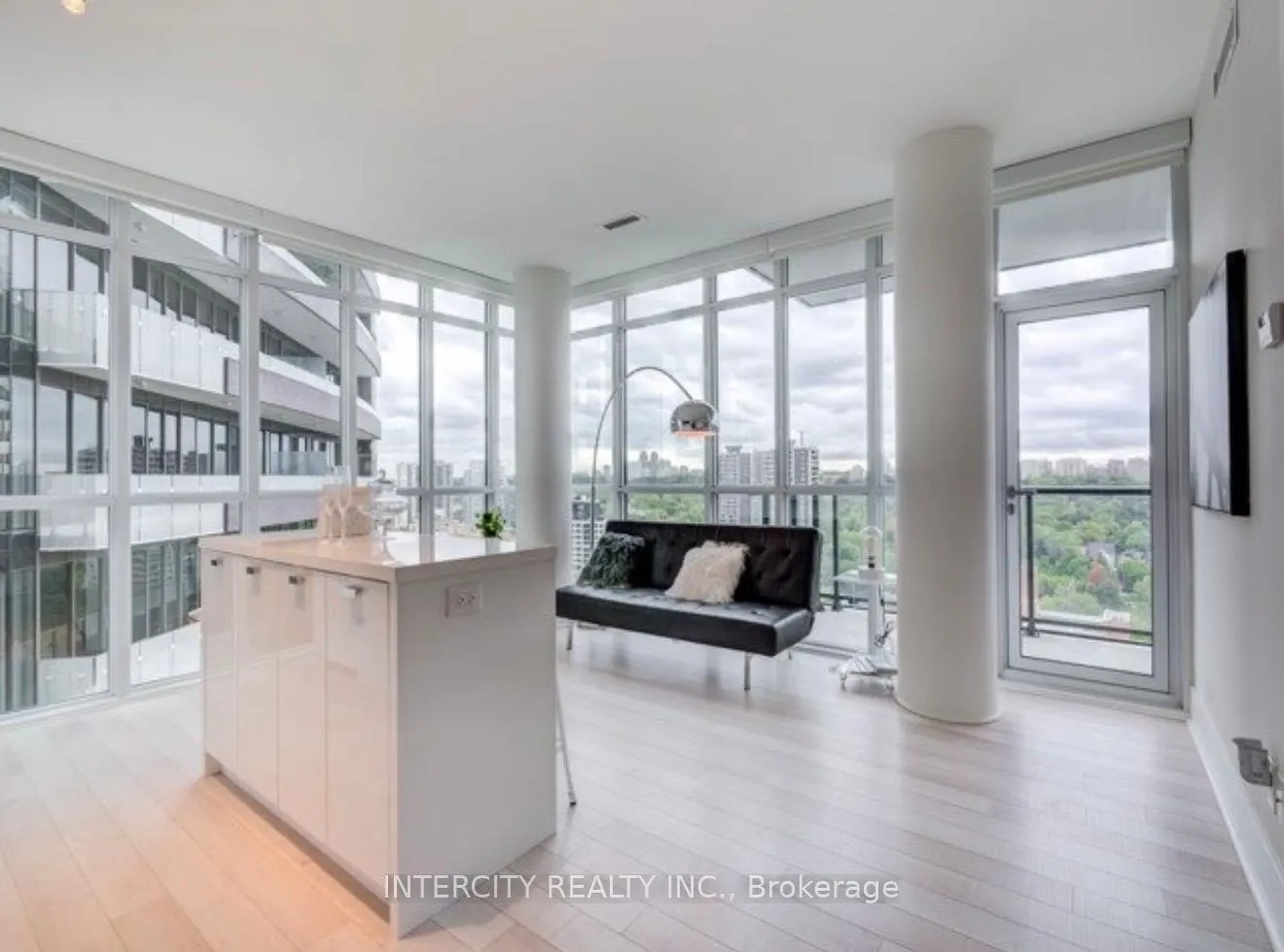 Photo 4 of Unit 1802, 32 Davenport Road, Toronto, The Annex — HOMEH