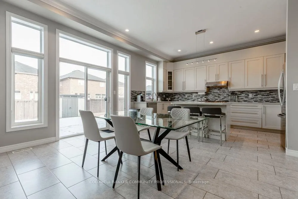 Photo 10 of 51 Weaver Drive, Hamilton, Meadowlands — HOMEH
