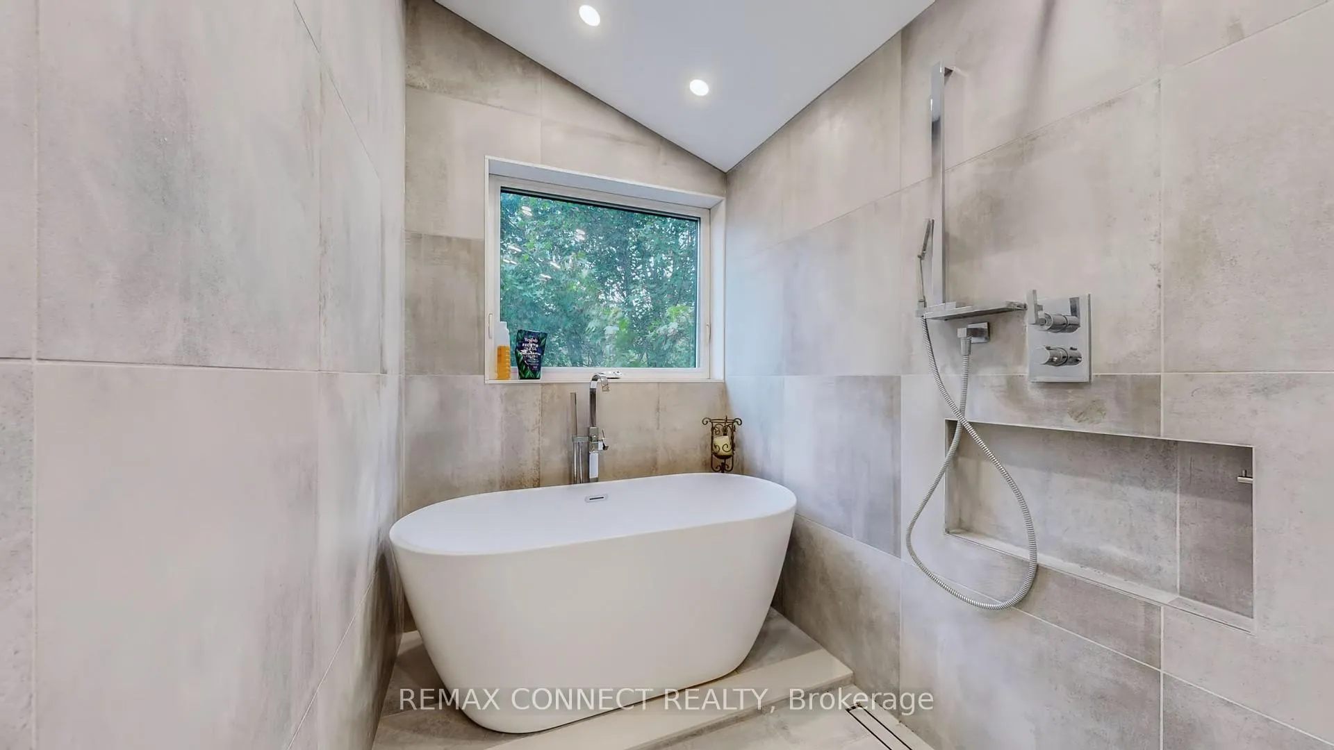 Photo 23 of 1406 Old Forest Road, Pickering, Woodlands — HOMEH